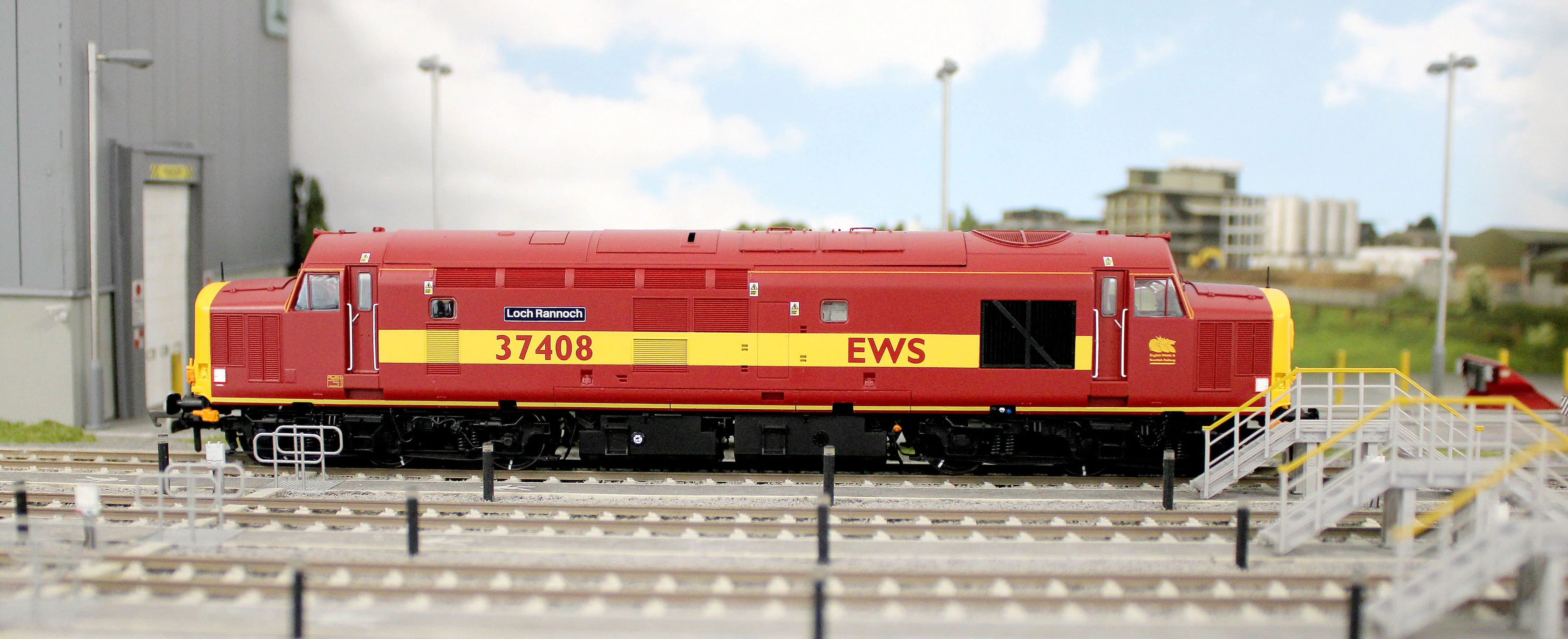 ACC3151 Class 37 Loch Rannoch EWS Maroon & Gold 37408 Diesel Locomotive - Image 13