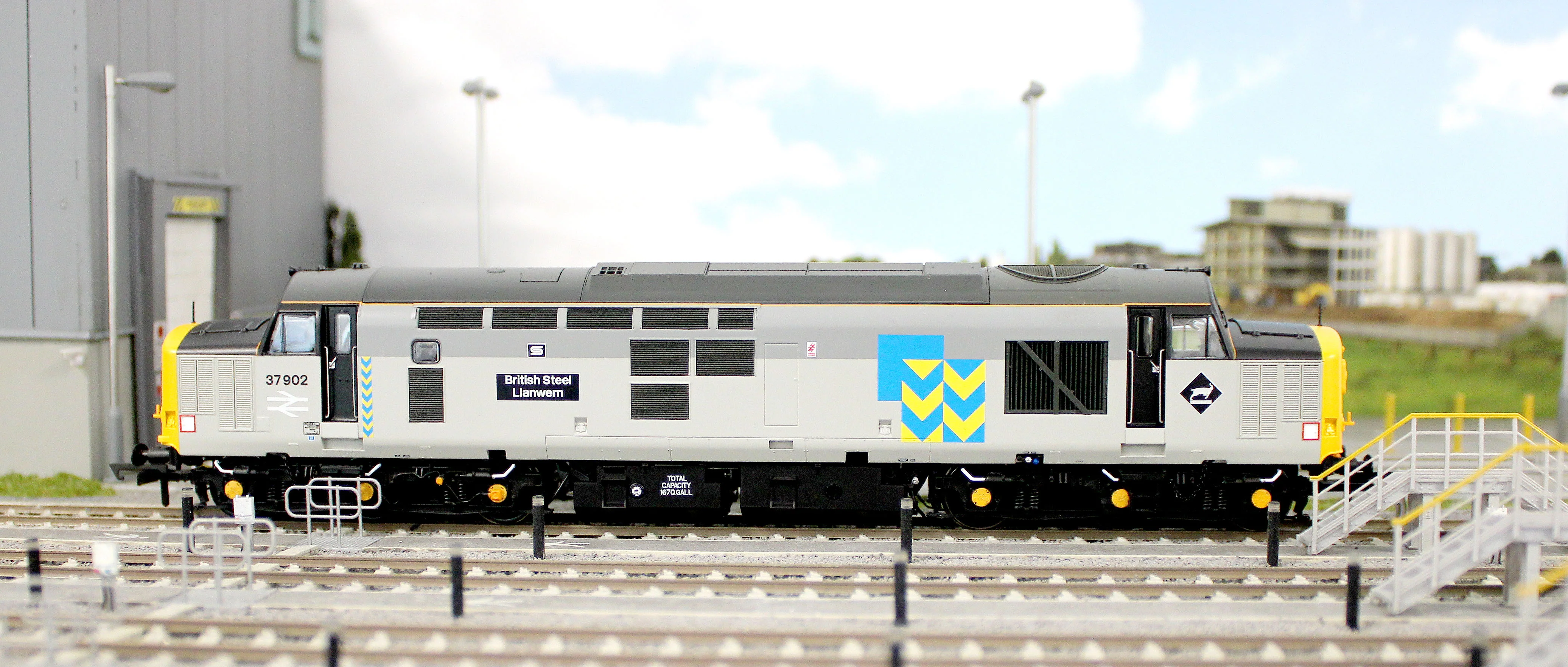 ACC3156 Class 37/9 37902 "British Steel Llanwern" Railfreight Metals Diesel Locomotive - Image 12