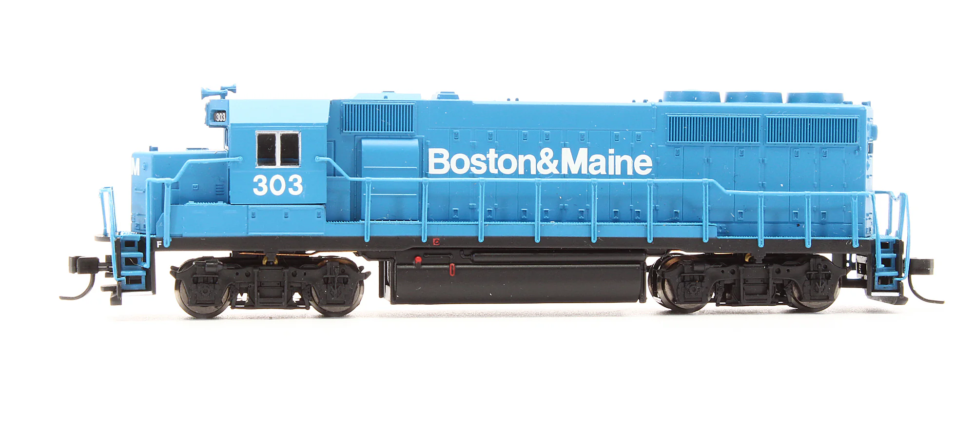 Pre-Owned 40 000 245 GP40-2 Diesel Locomotive Boston & Maine - Road #303 - Image 4