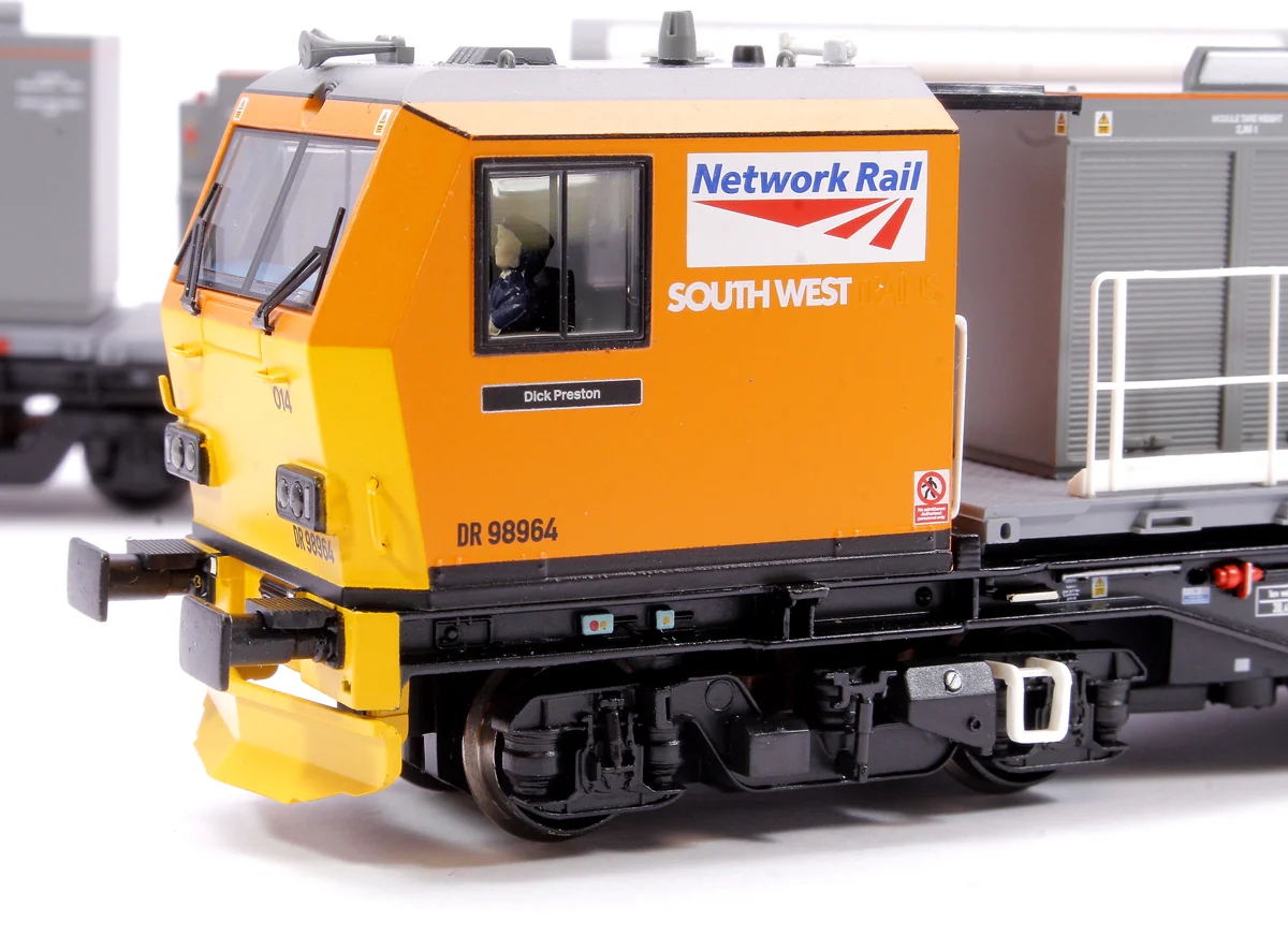 Windhoff MPV 2-Car Set Network Rail Orange Nos. DR98914 and DR98964 - Image 12