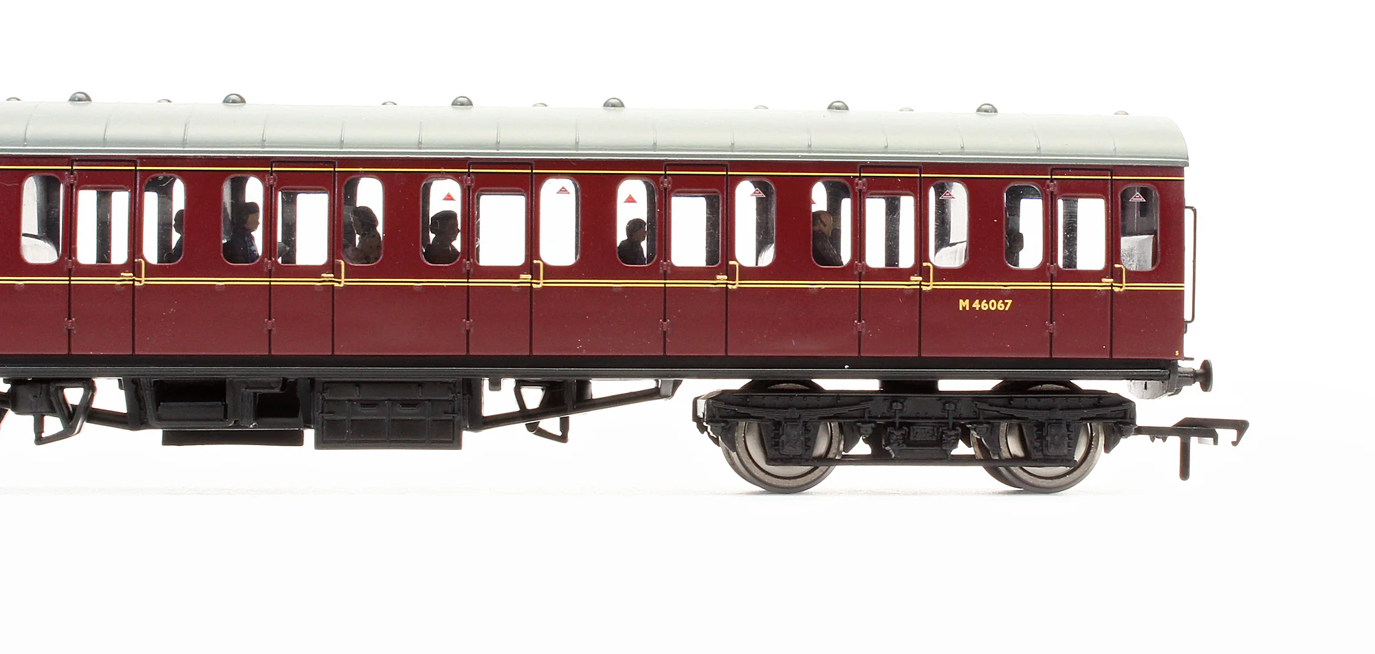 Pre-Owned 34-604C BR MK1 Suburban Open Coach BR Lined Maroon - (With Fitted Passenger Figures) 'M46067' - Image 3