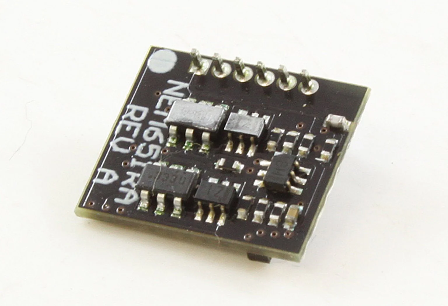 E-Z Command 90°6 Pin DCC Decoder (DC Compatible) + Back EMF - Image 2