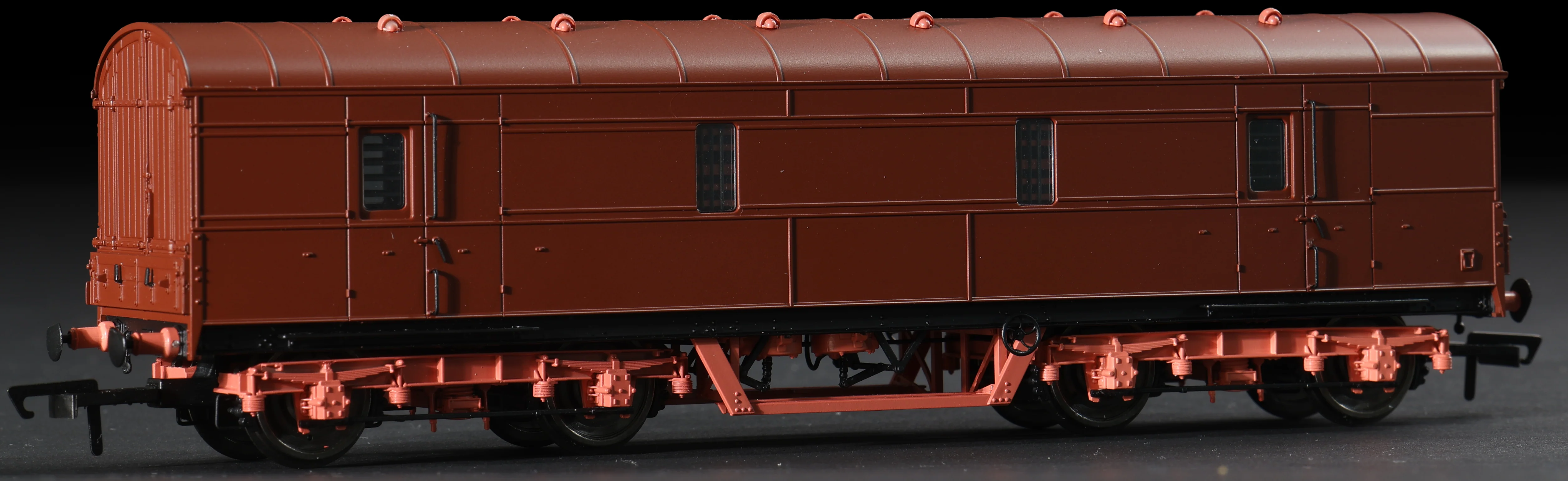 C2027 LMS 42ft GUV Parcels Van BR Crimson & Cream 37909 - Image 9