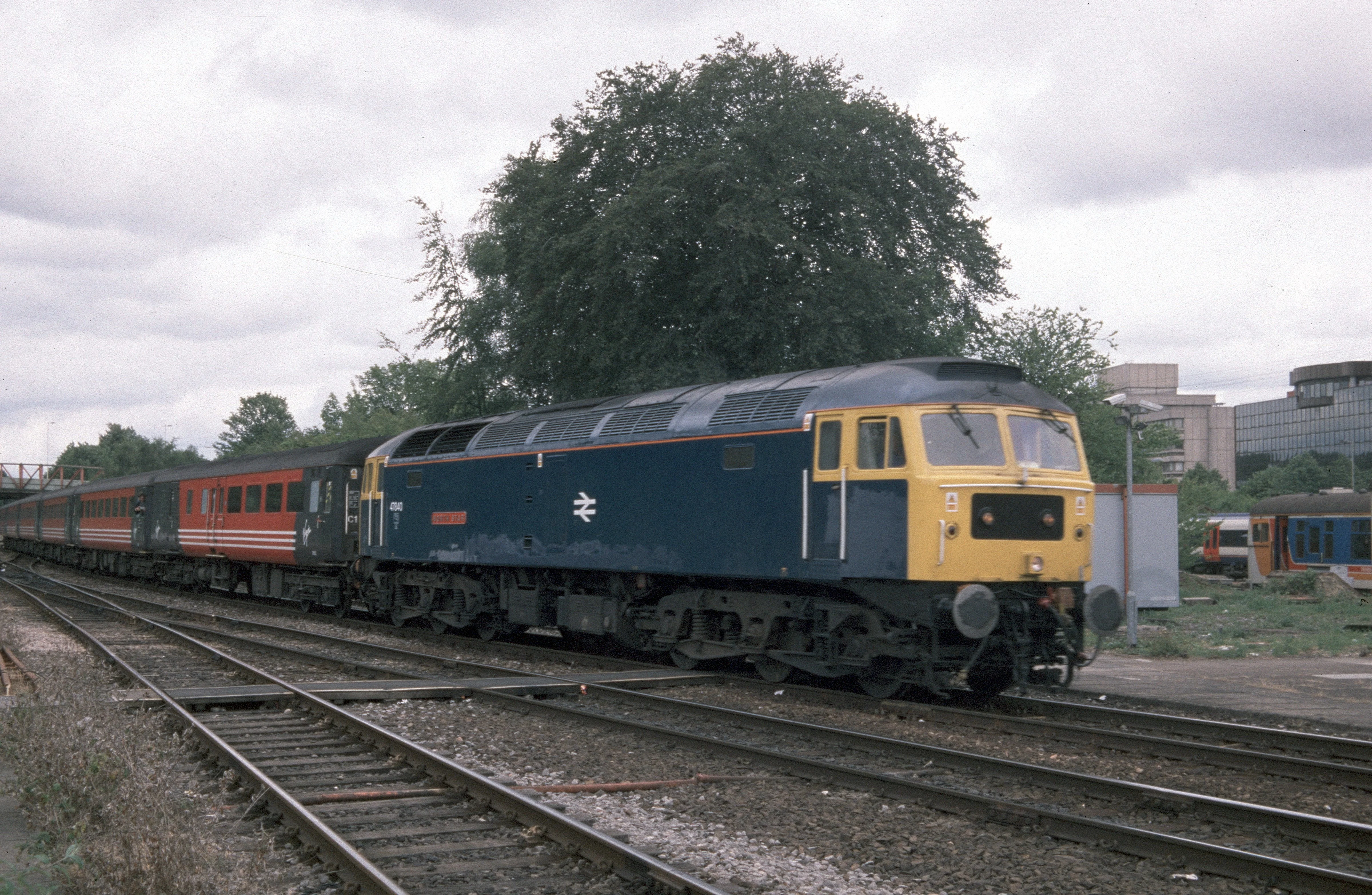 Class 47 BR Blue/Large Logo Cross Country Farewell No.47840/847 Diesel Locomotive Twin Pack - Image 4