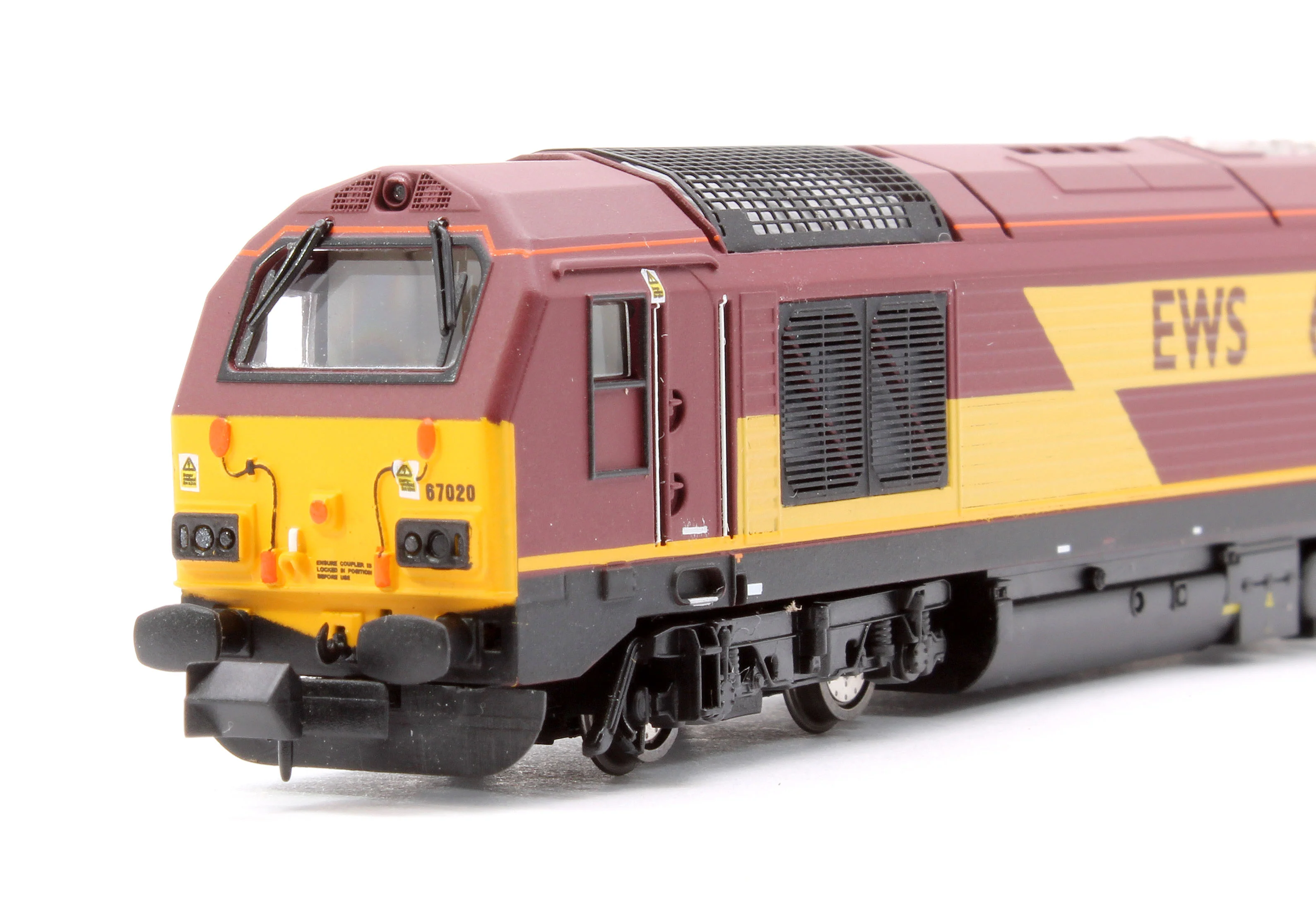 2D-010-015D Class 67 EWS Red/Gold 67020 Diesel Locomotive - DCC Fitted - Image 9