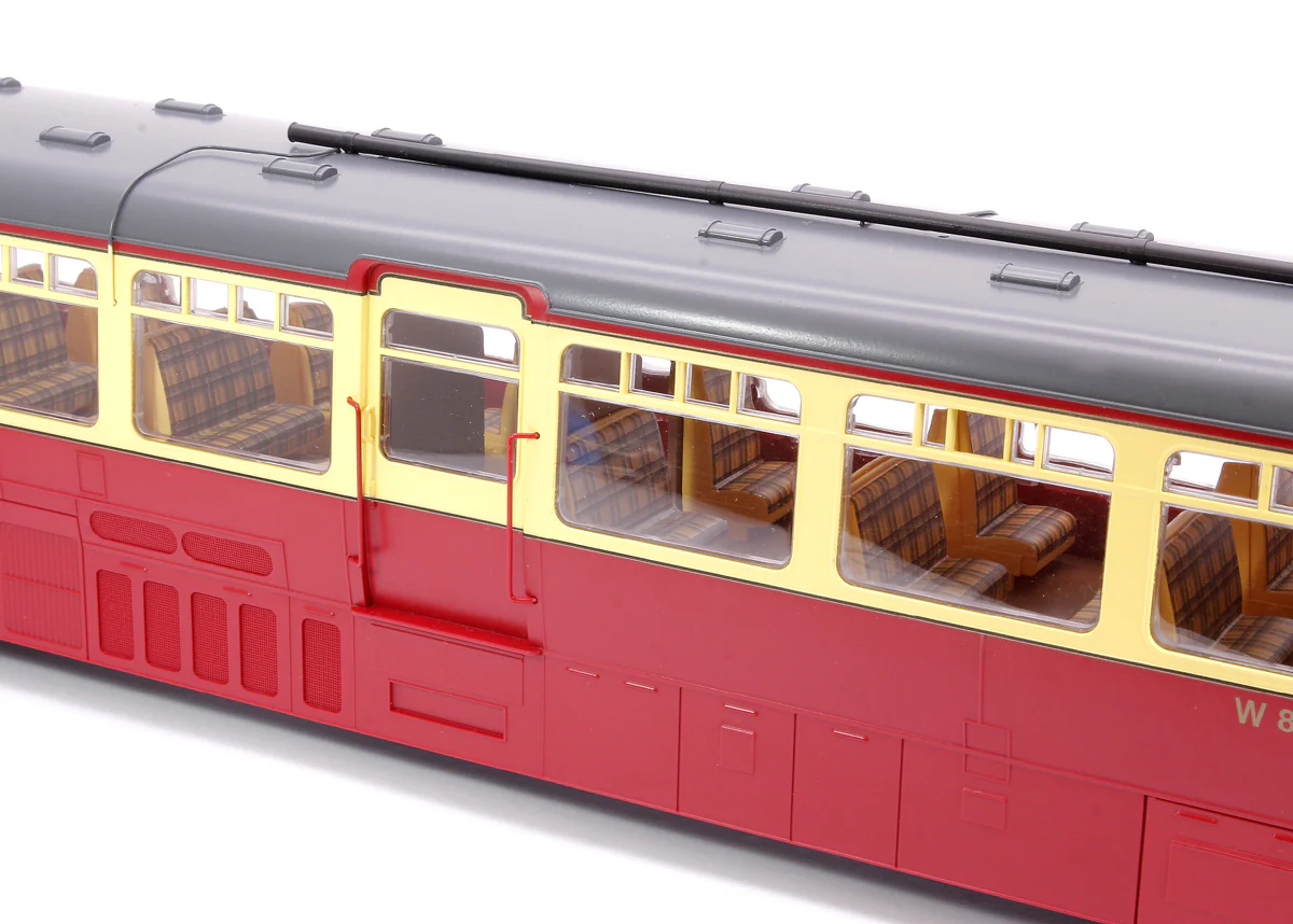 7D-011-005 Streamlined Railcar W8W BR Lined Carmine & Cream Diesel Locomotive - Image 8
