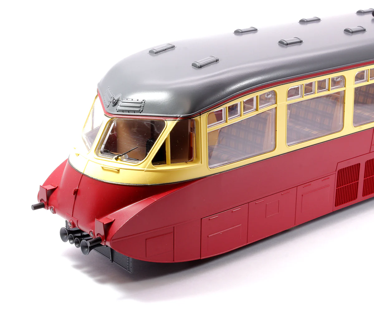 7D-011-005D Streamlined Railcar W8W BR Lined Carmine & Cream Diesel Locomotive - DCC Fitted - Image 4