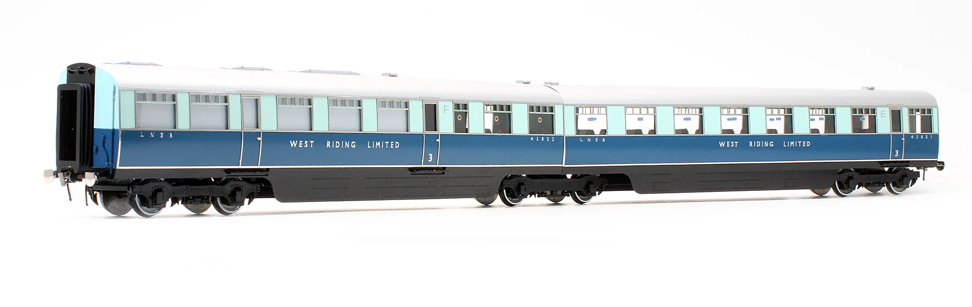 Pre-Owned LNER West Riding Limited Articulated Open Third Coach E No.45821 & Kitchen Third Coach F No.45822 - Image 2