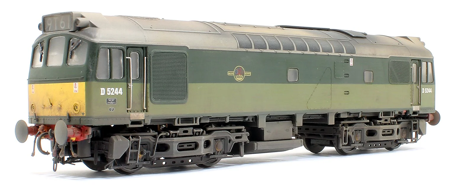 Class 25/3 - D5244 BR Two tone Green with small yellow panels Diesel Locomotive - Weathered - Image 6