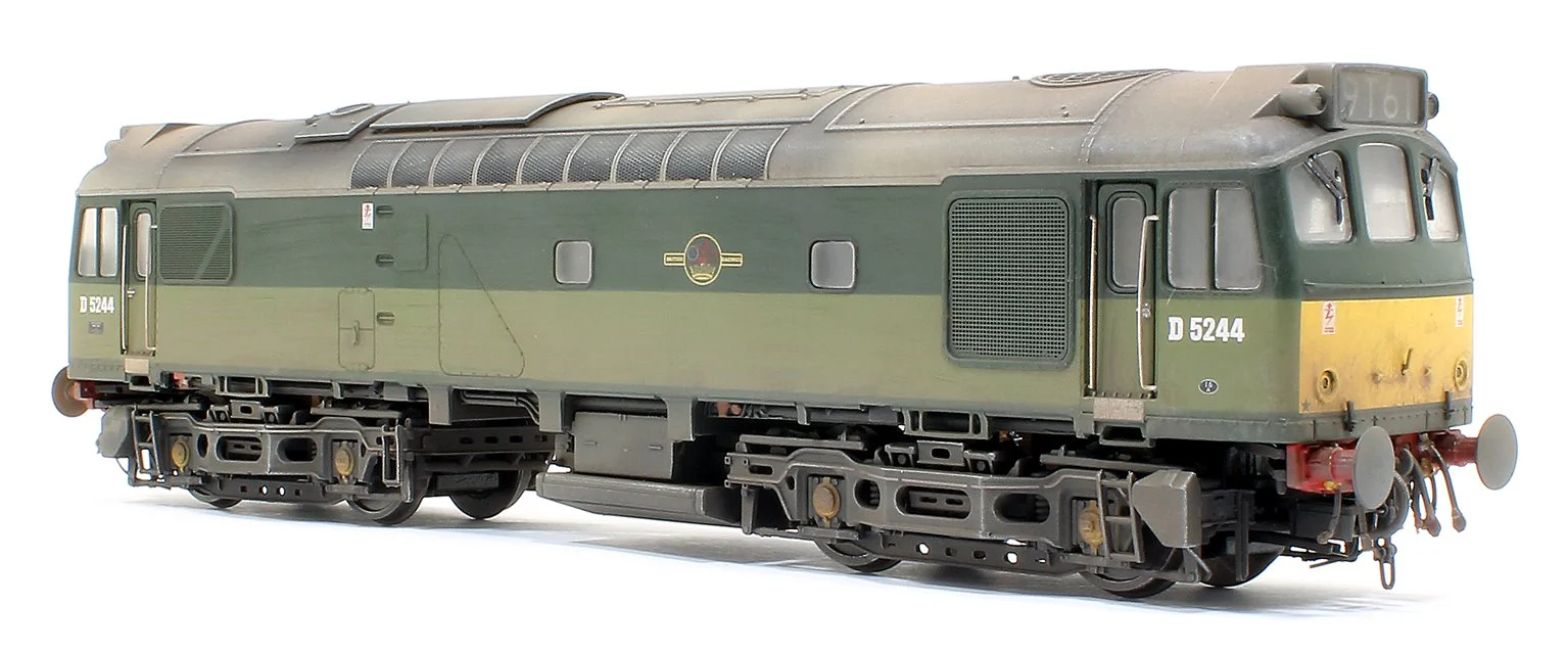 Class 25/3 - D5244 BR Two tone Green with small yellow panels Diesel Locomotive - Weathered - Image 7