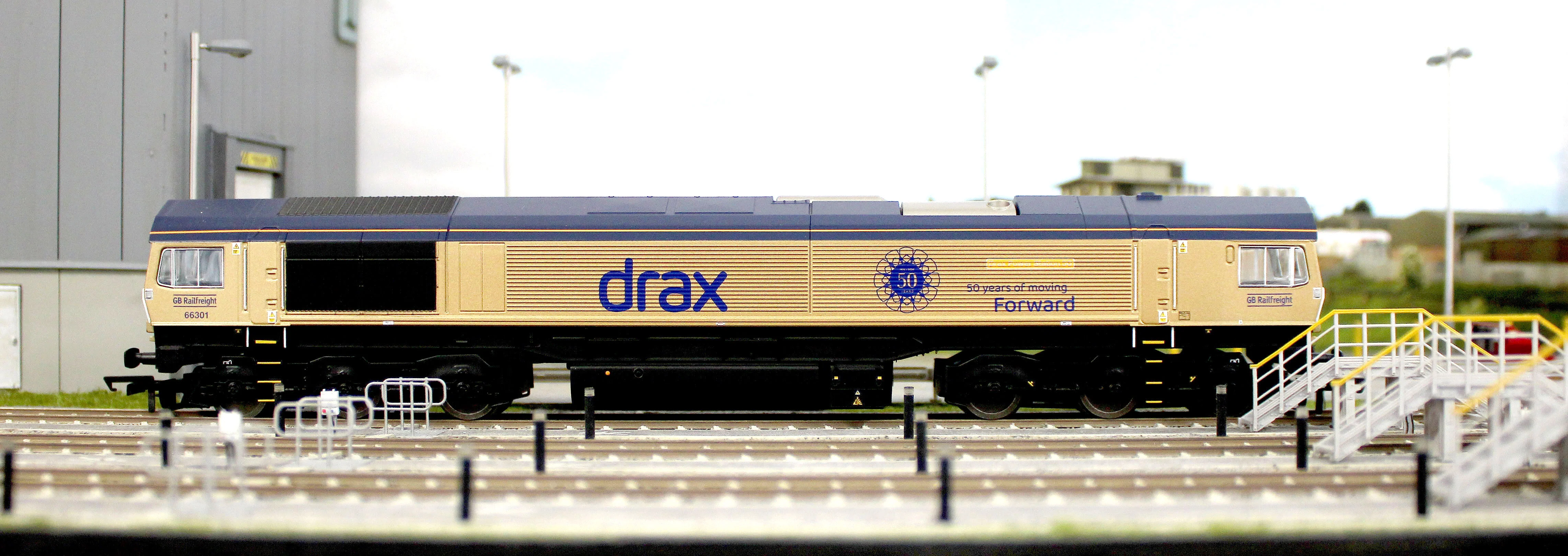 RailRoad GB Railfreight Class 66 Co-Co Drax 50th Anniversary Gold 66301 ‘Drax Power Station 50’ Diesel Locomotive - Image 14