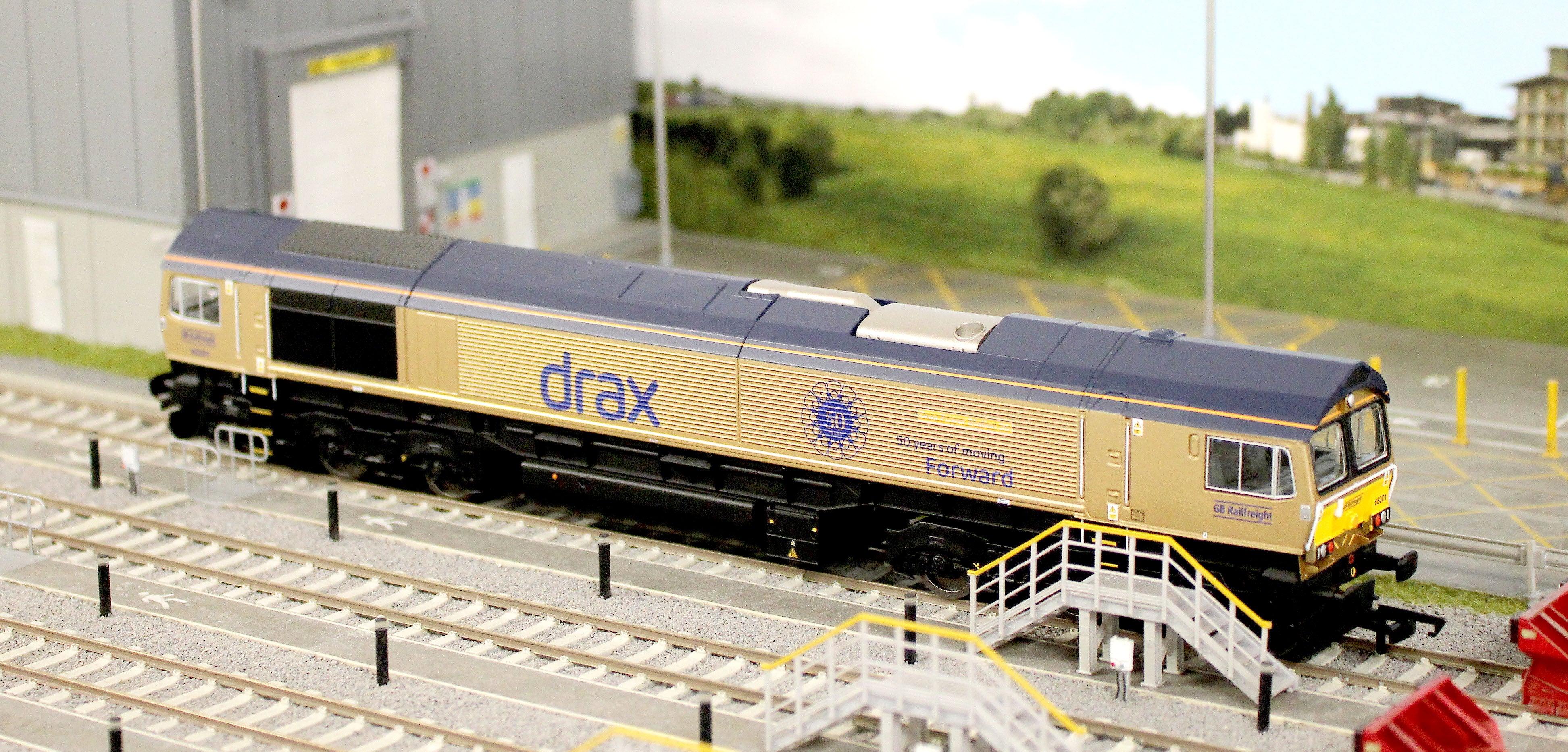 RailRoad GB Railfreight Class 66 Co-Co Drax 50th Anniversary Gold 66301 ‘Drax Power Station 50’ Diesel Locomotive - Image 15