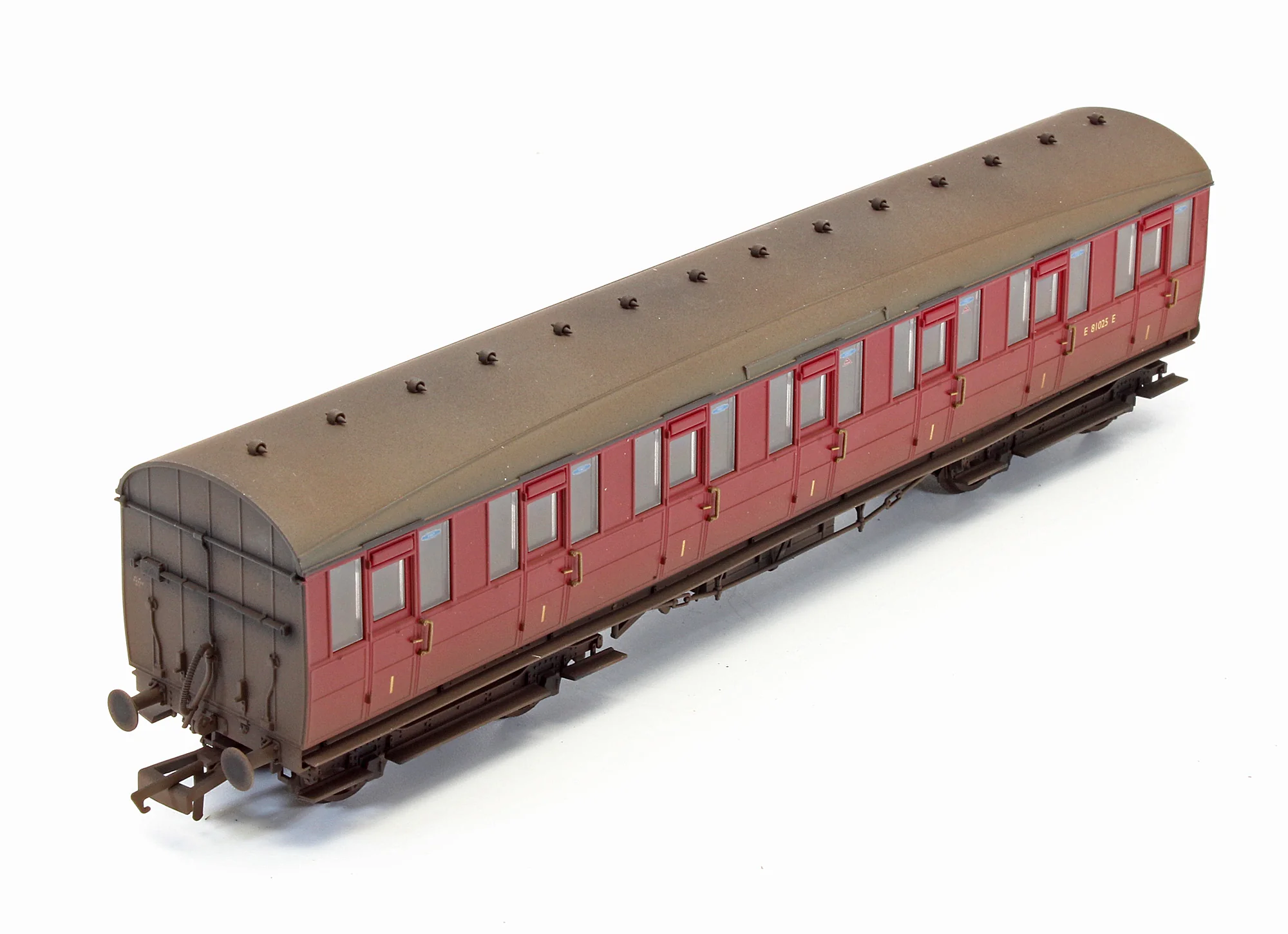Pre-Owned BR Gresley Suburban 1st Class Coach 'E81025E' - Custom Weathered - Image 4