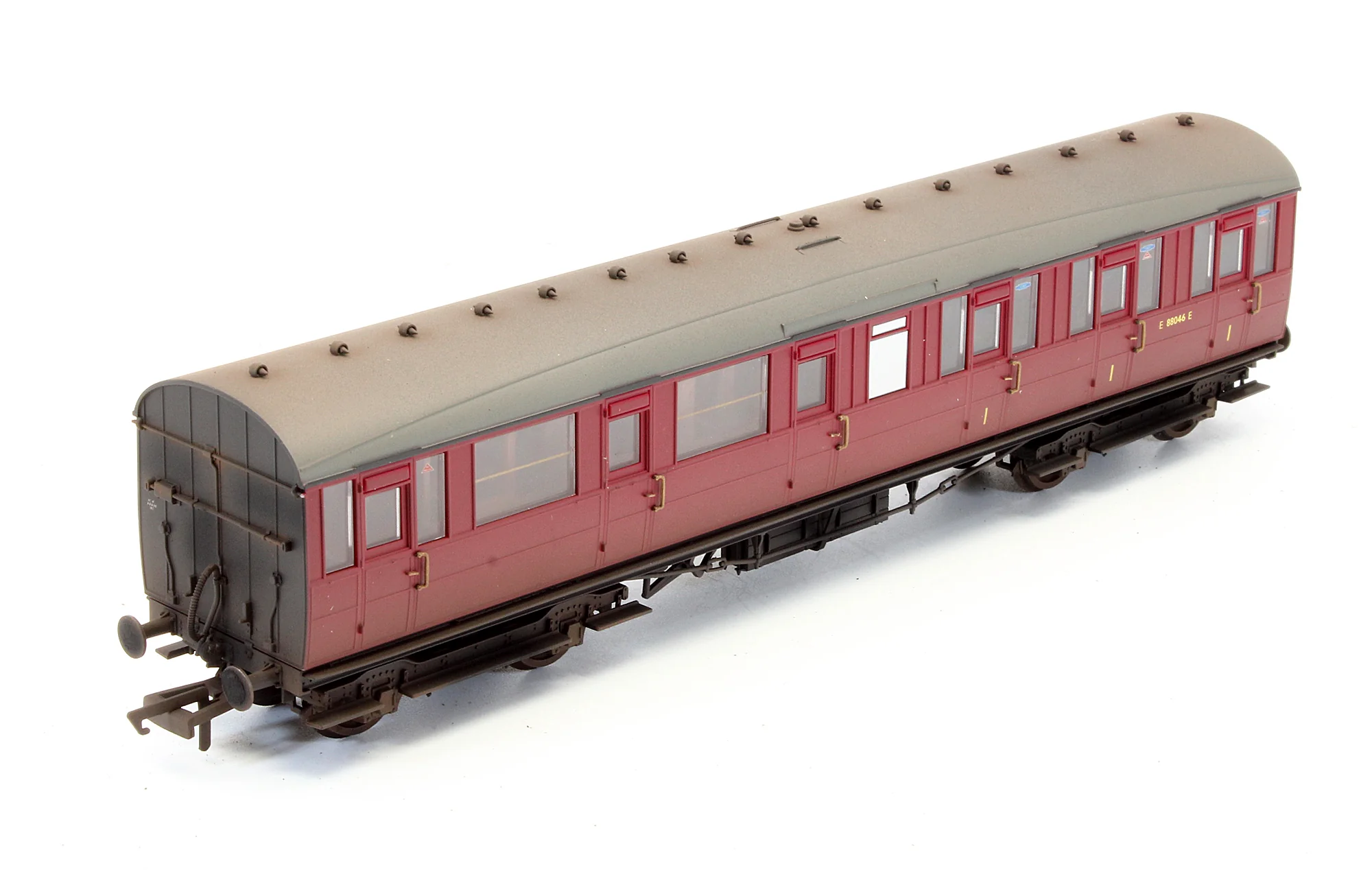 Pre-Owned BR Gresley Suburban Lavatory Composite Coach 'E 88046 E' - Custom Weathered - Image 4