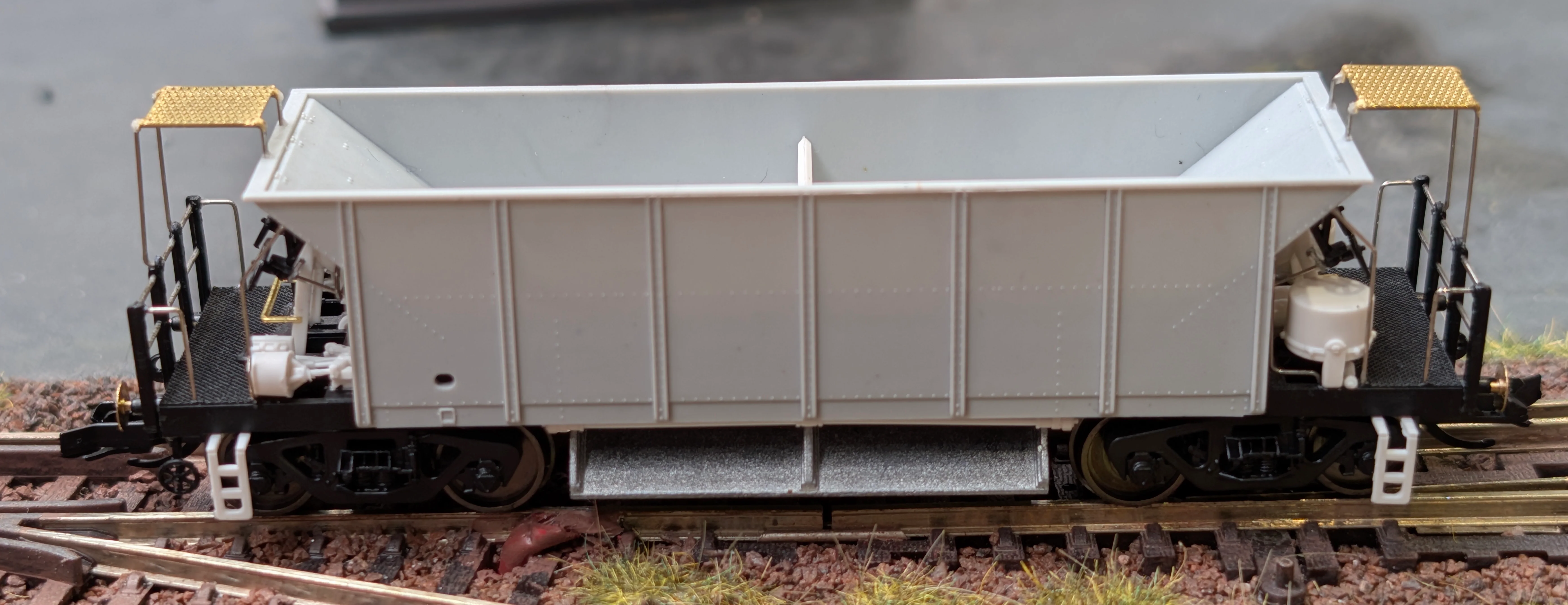 TT6067 YGH 'Sealion' Ballast Hopper Departmental Olive Green Triple Pack - Image 2