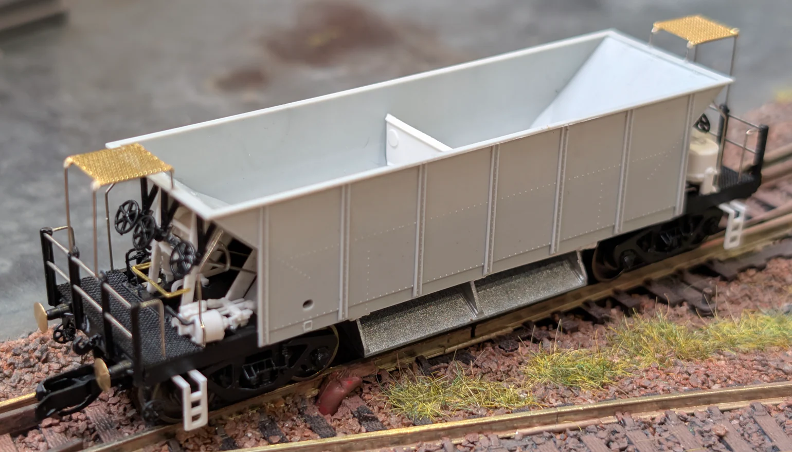 TT6067 YGH 'Sealion' Ballast Hopper Departmental Olive Green Triple Pack - Image 3
