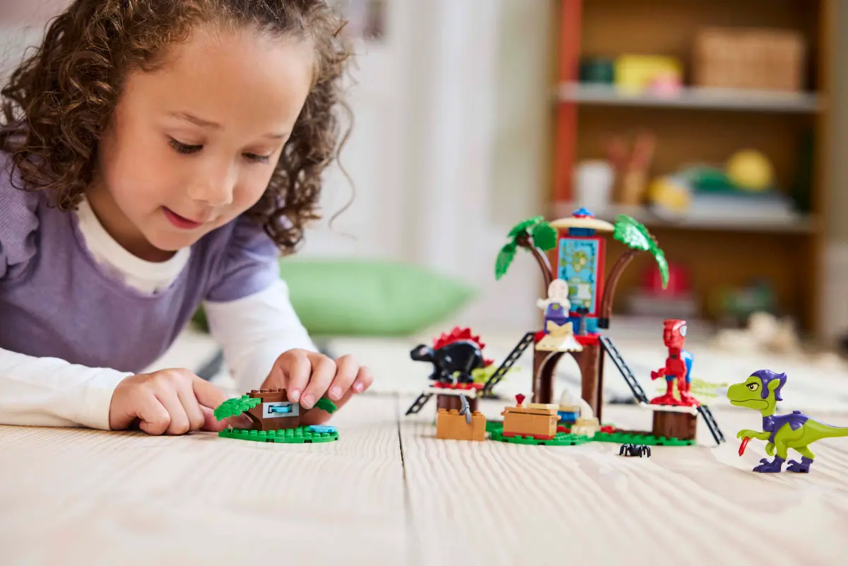 Lego Marvel Spidey and Gobby's Raptor Battle at Tree House HQ - 11200 - Image 8