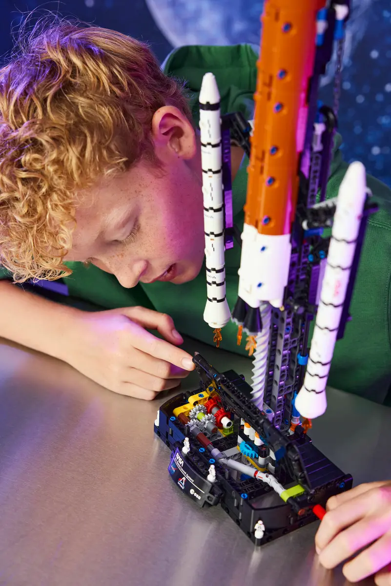Lego Technic NASA Artemis Space Launch System Rocket - 42221 - Image 8