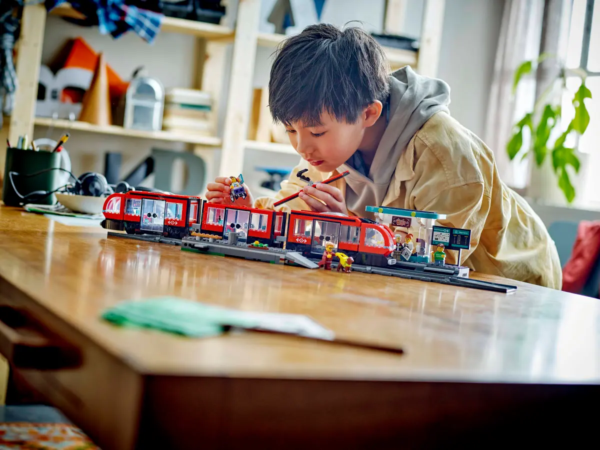 Lego City Downtown Streetcar and Station - 60423 - Image 8