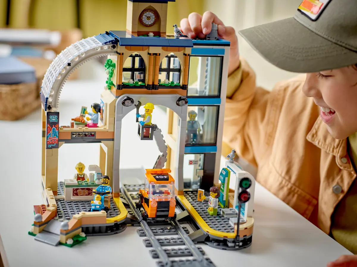 Lego City Central Train Station - 60469 - Image 8