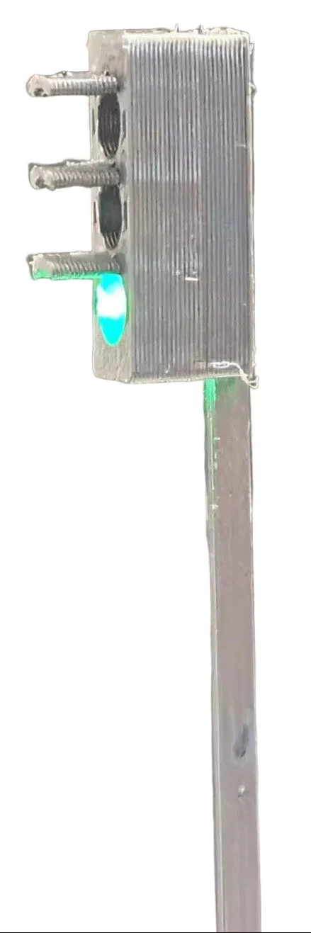 301-011 OO Gauge working traffic lights x 2