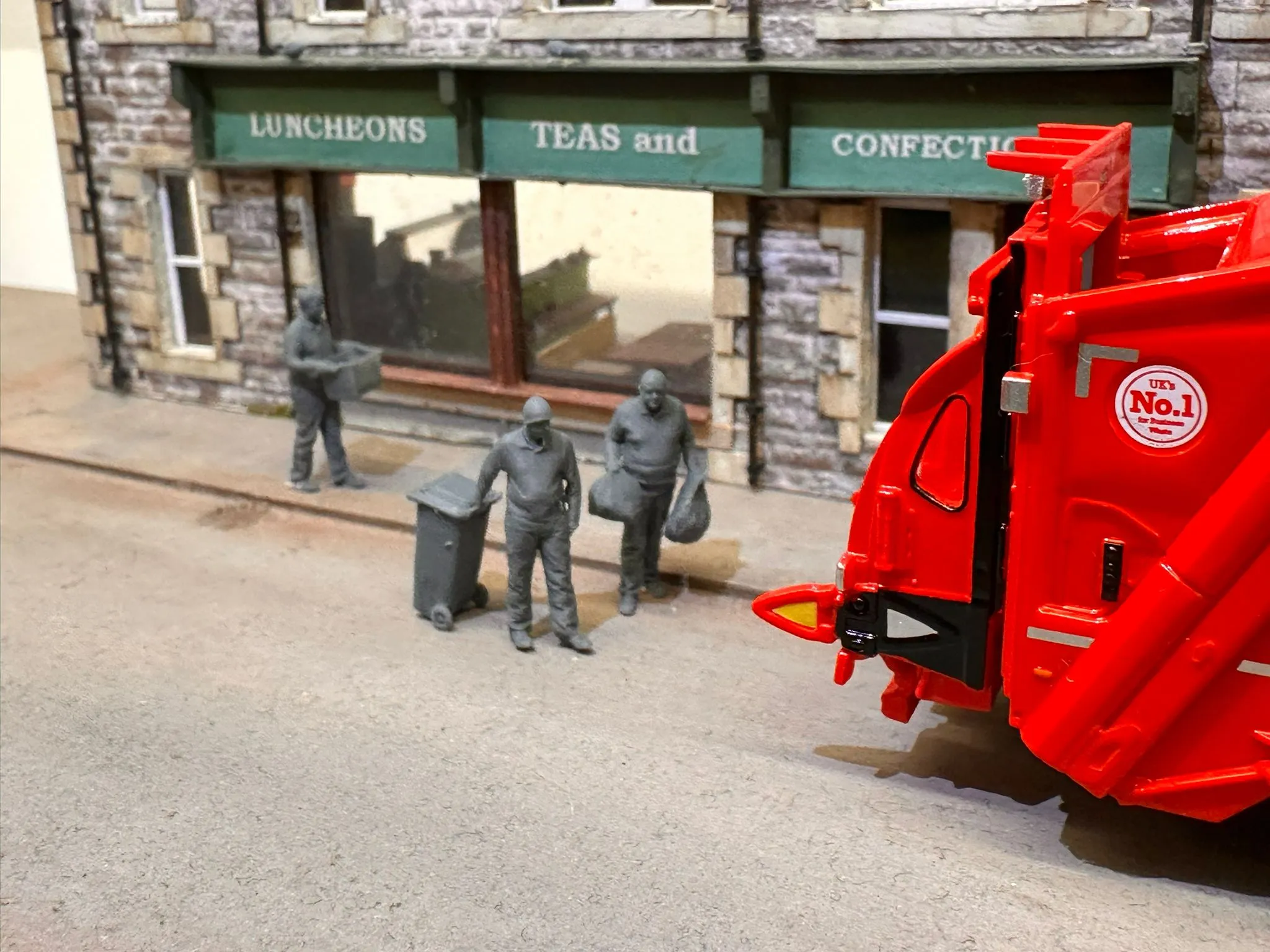 N Gauge Trade & Services - Binmen - Image 2