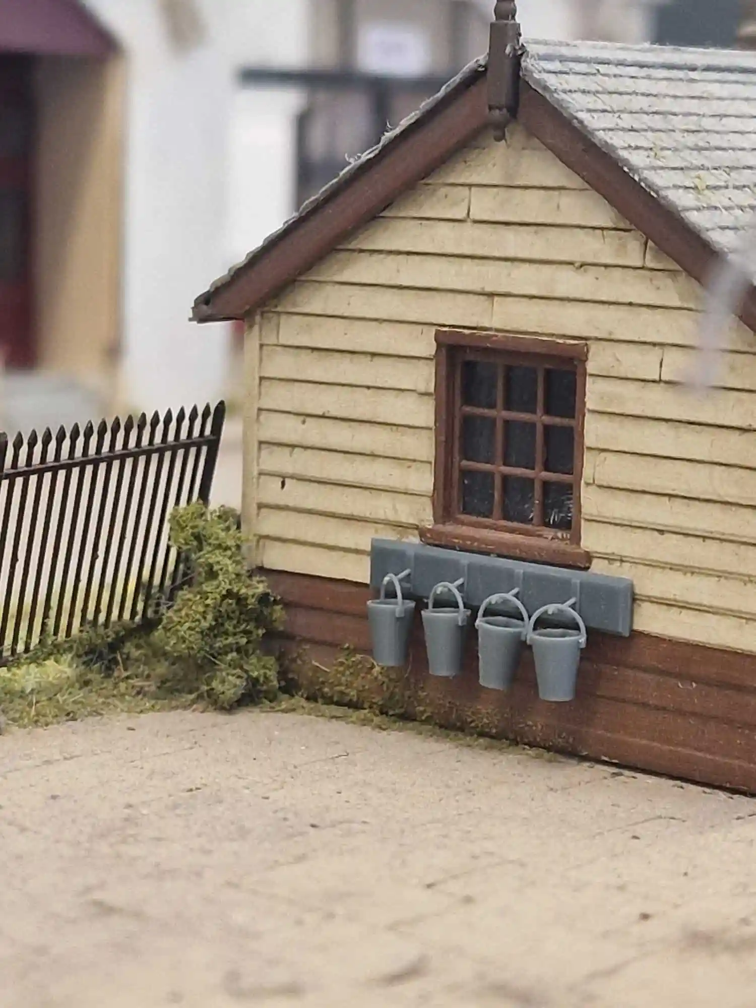 O Gauge Railway & Lineside - 4x Fire Buckets and Stand (Pack of 2) - Image 2