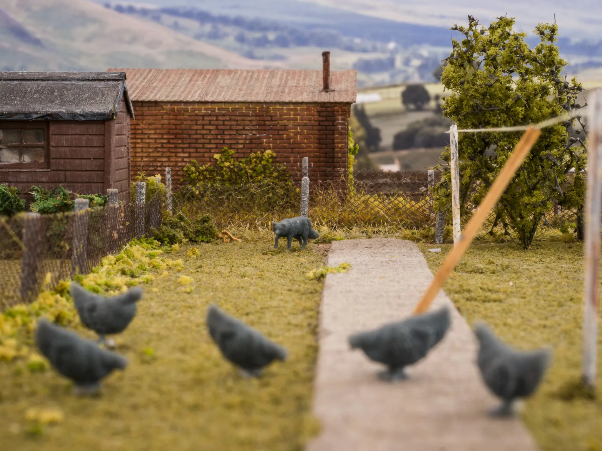 31101-043 O Gauge Pets, Wildlife & Livestock - Foxes - Pack of 2 - Image 2