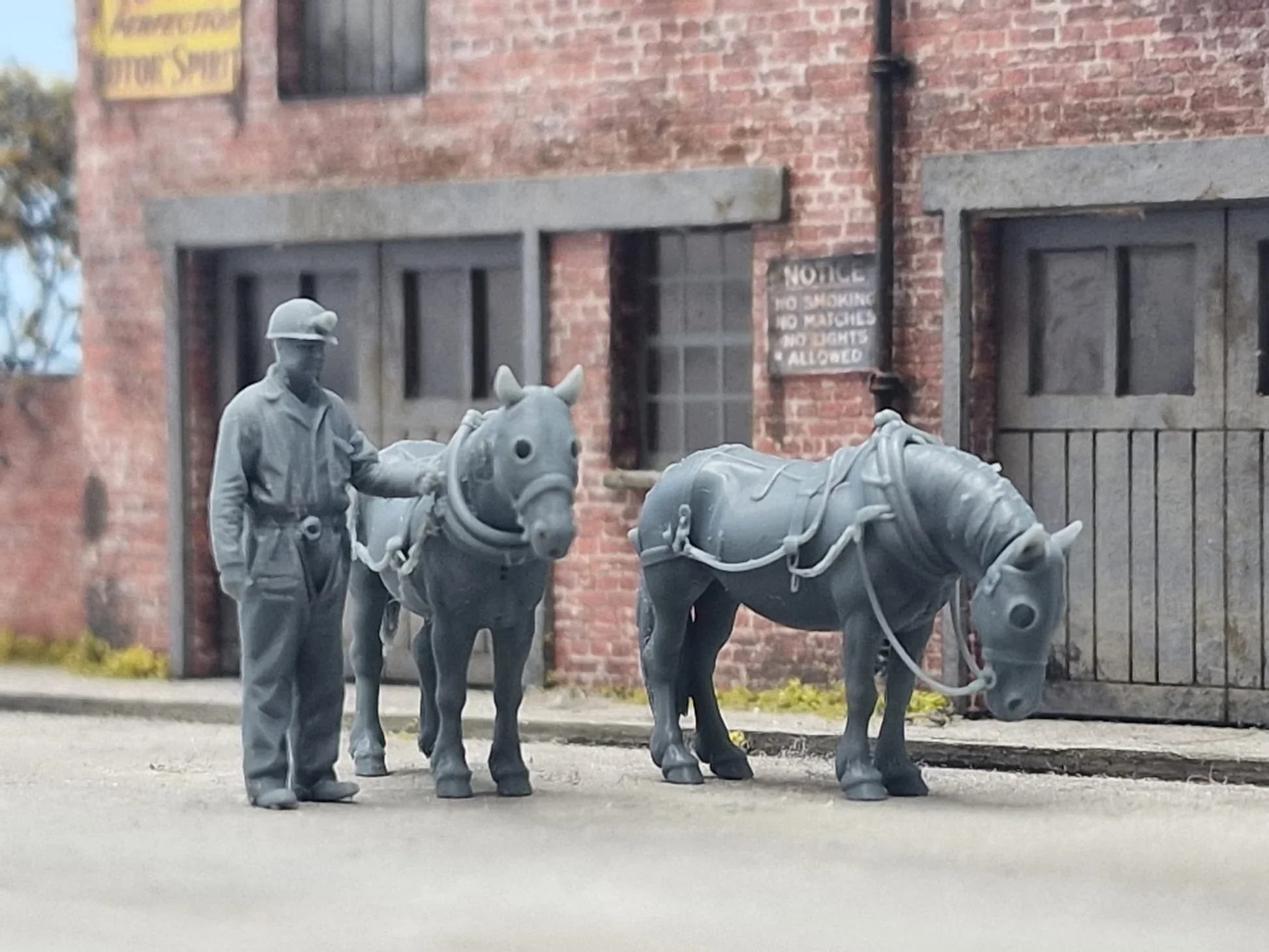 N Gauge - Pets, Wildlife & Livestock - Pit Ponies and Miner - Image 2
