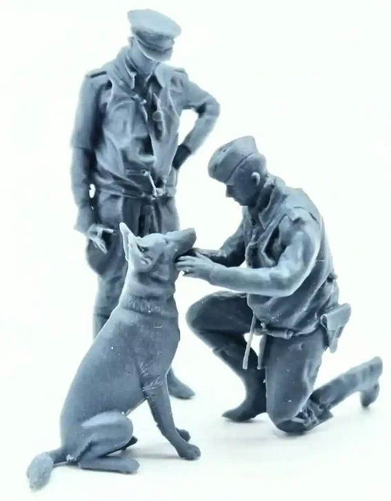 1:32 Scale - World War Two - Luftwaffe Pilots with German Shepherd - Image 3