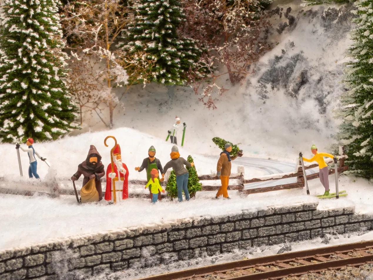 Selling Christmas Trees (5) Figure Set - Image 2