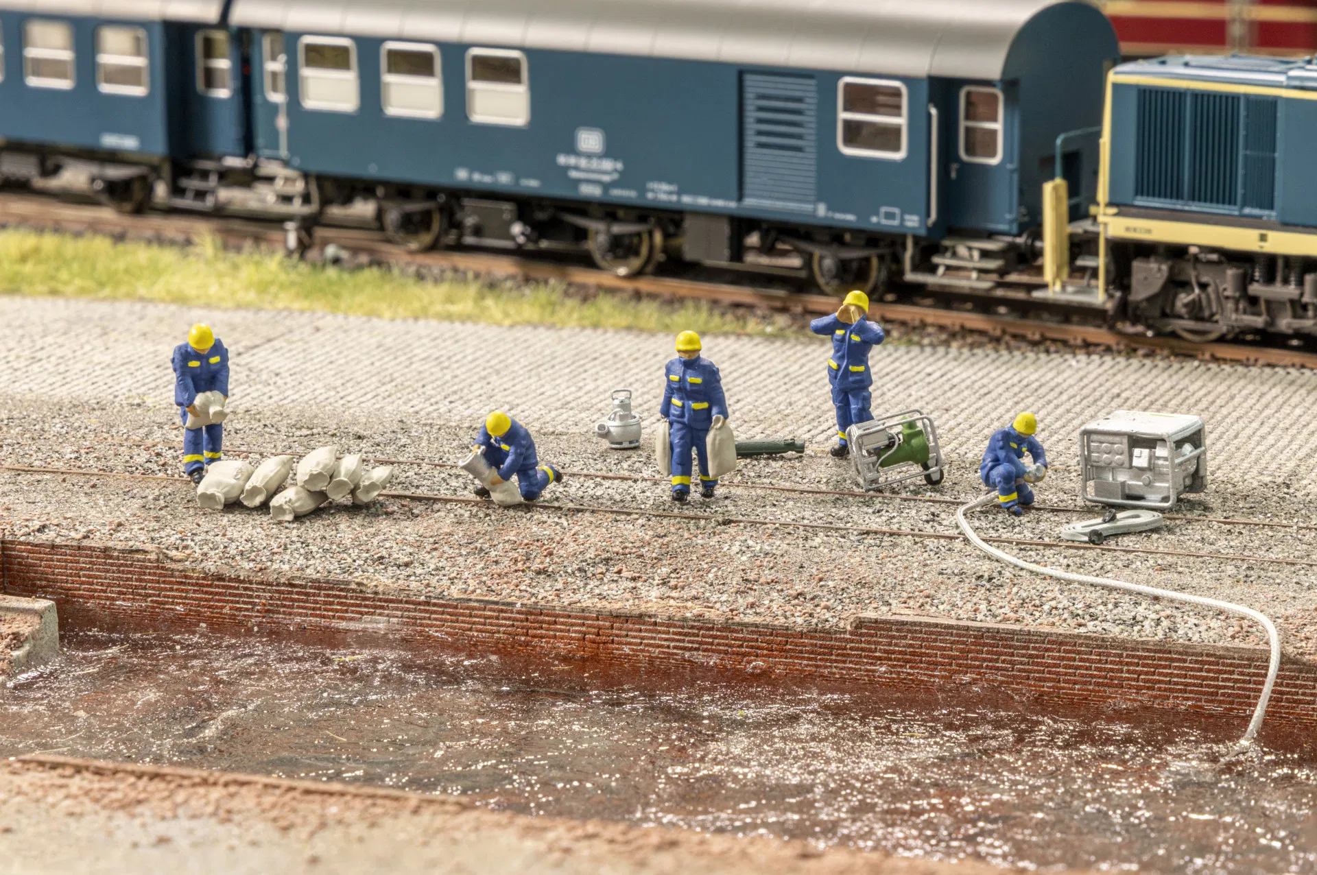 THW Flood Relief Operation Themed Figure Set - Image 5
