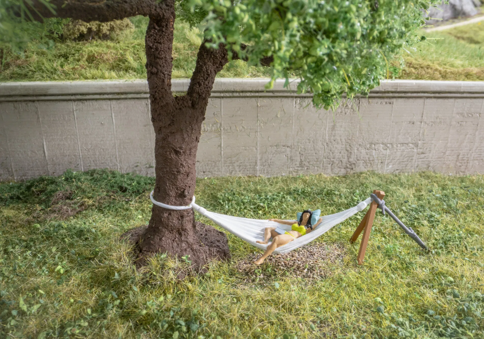 Micro-Motion 16cm Tree with Sleeping Woman on Hammock