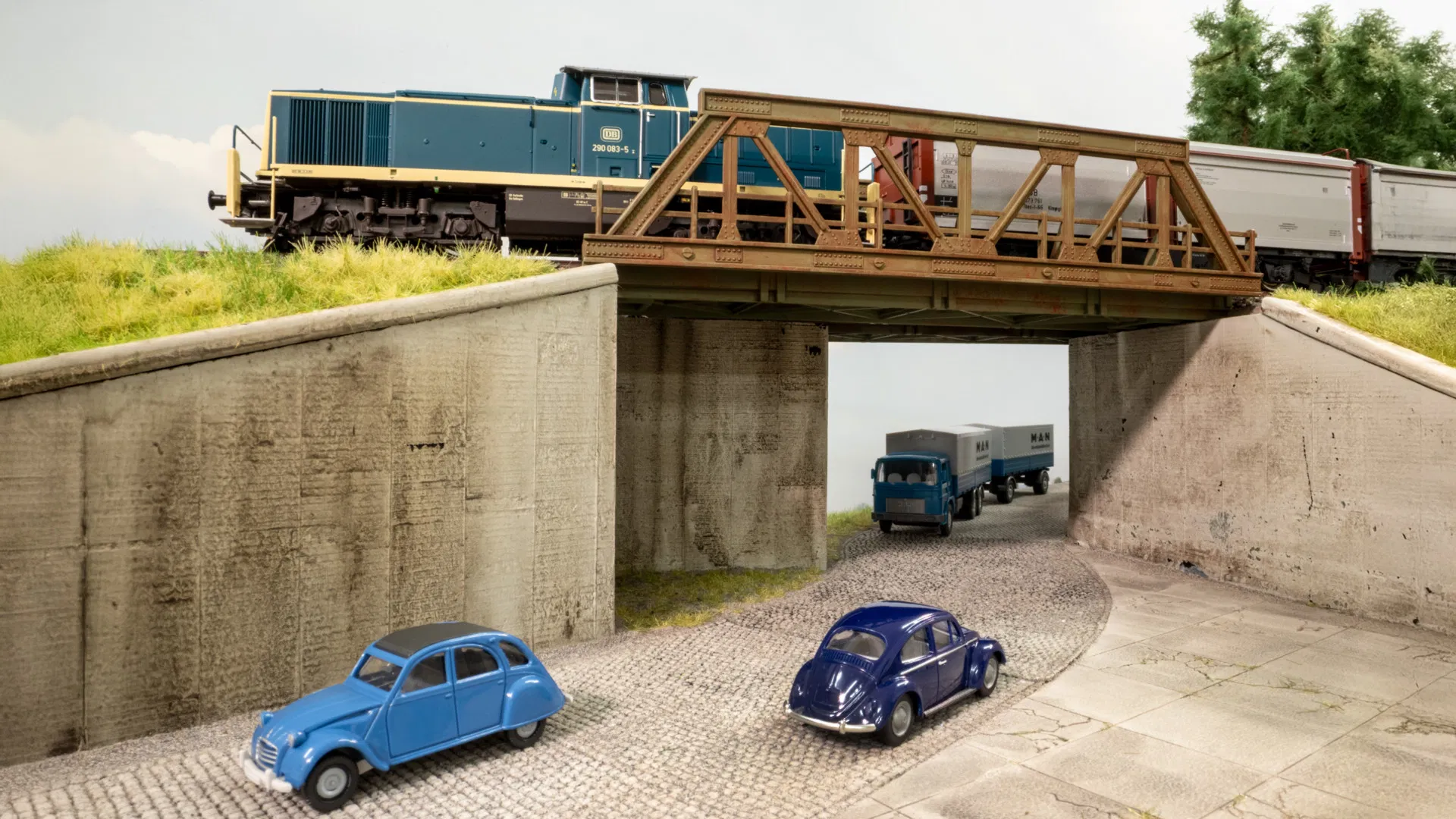 Double Track Hard Foam Concrete Portal - Image 2