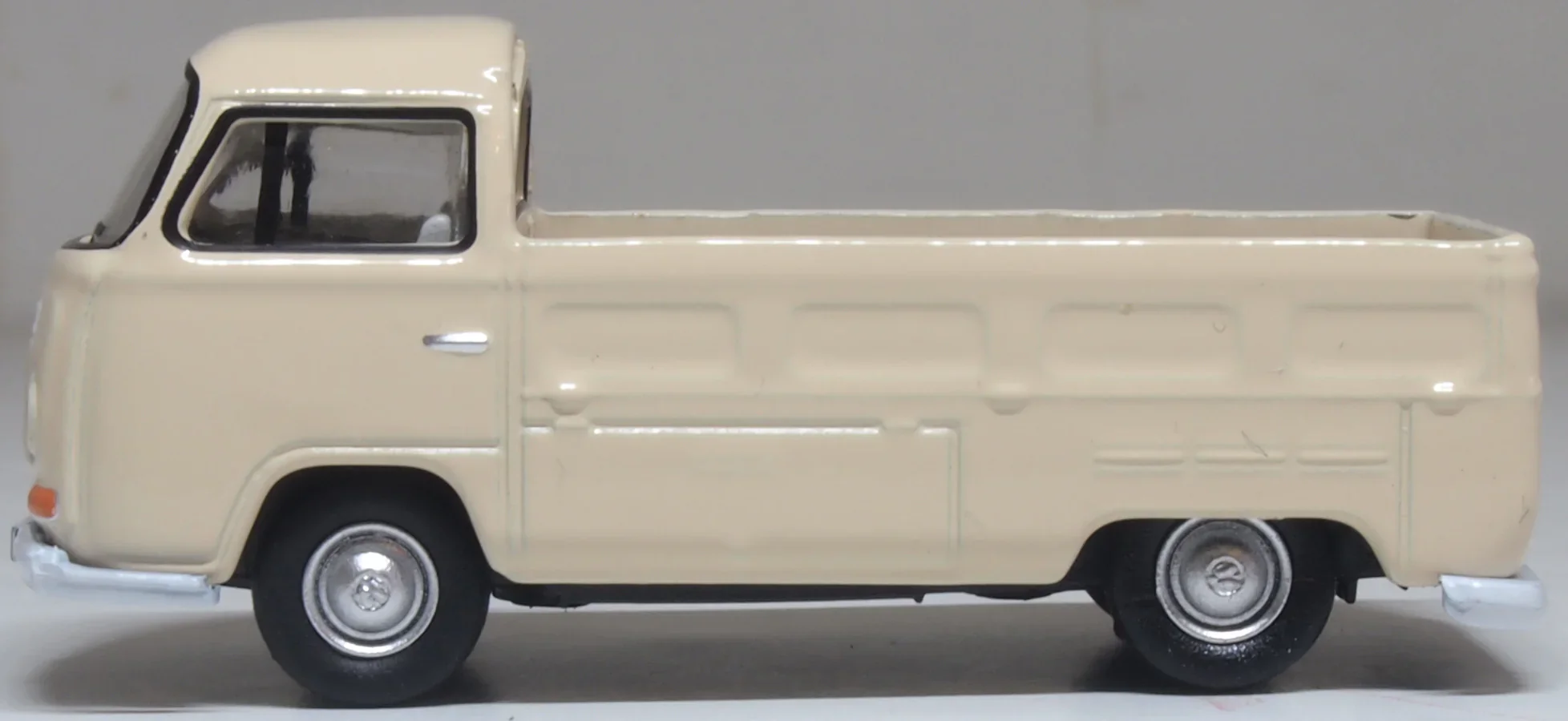 76VW034 VW T2 Bay Window Pick Up Dakota Beige - Image 2