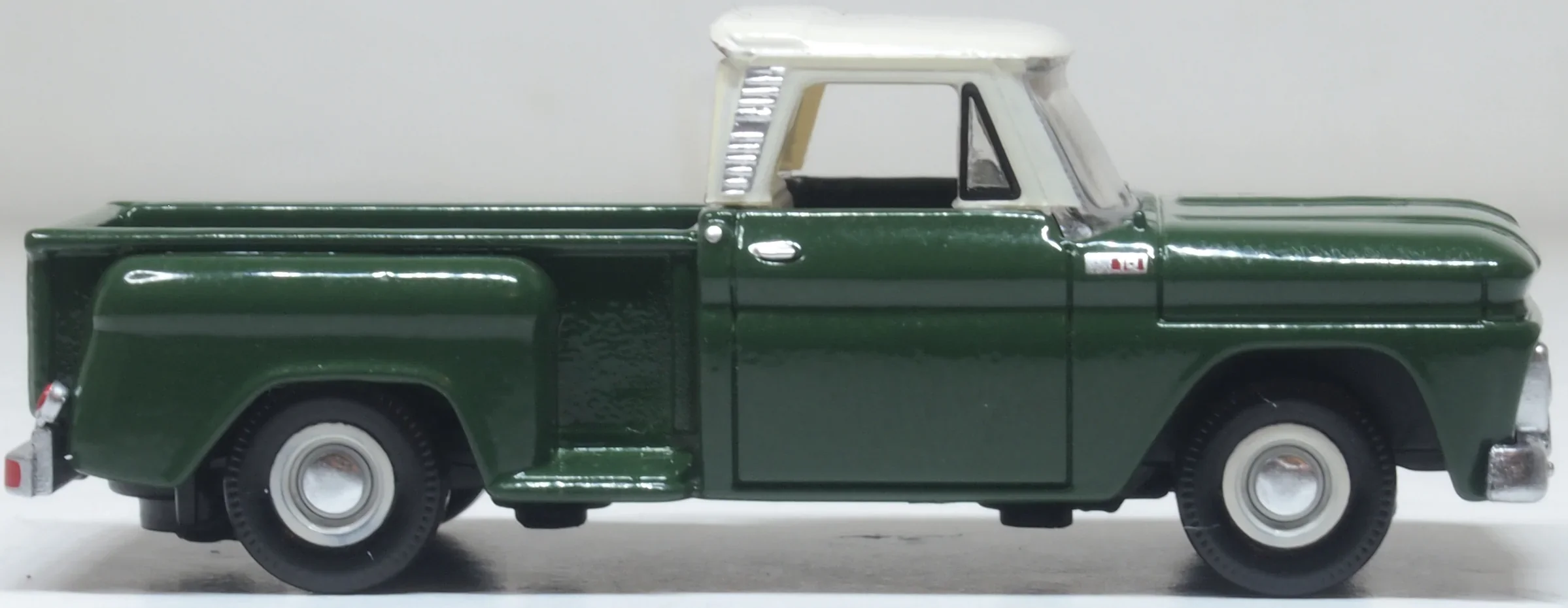 87CP65008 1965 Chevrolet Stepside Pickup Dark Green/Ivory - Image 3