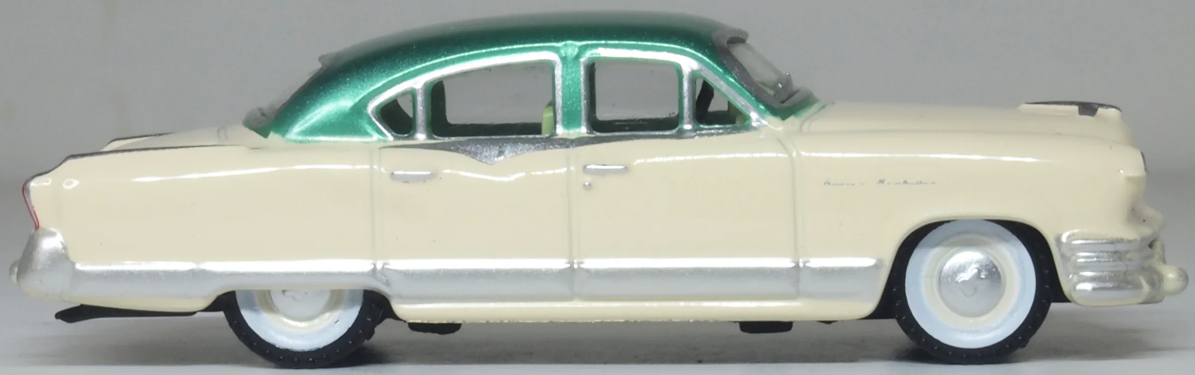 87KM53001 1953 Kaiser Manhattan Stardust Ivory/Jade Green - Image 3
