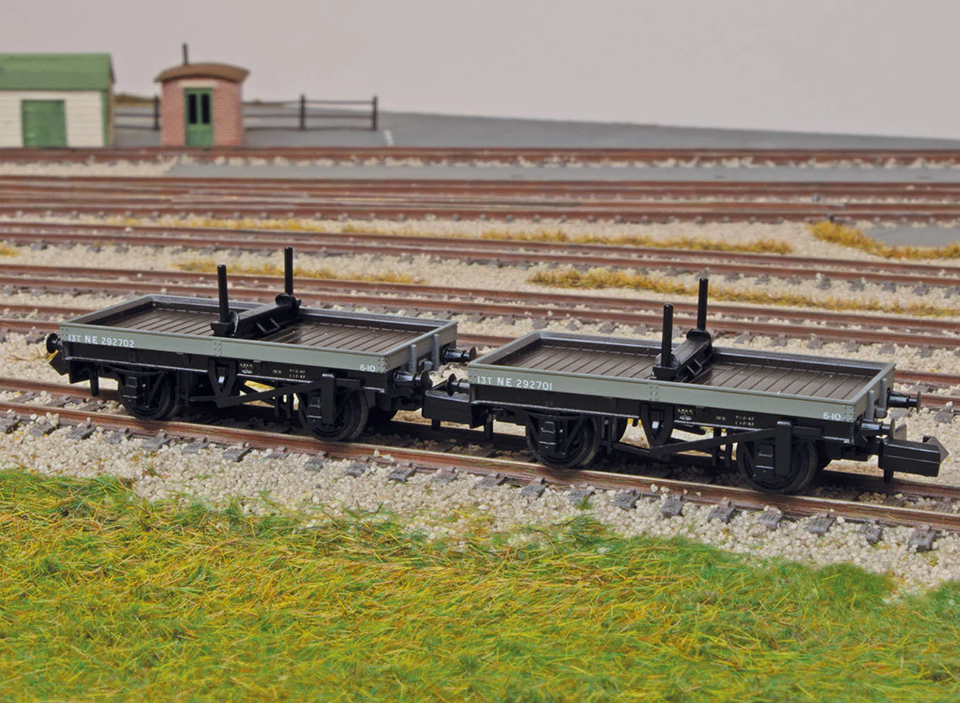 NR1151E 4 Wheel LNER Bolster Wagon Twin Pack - Image 9