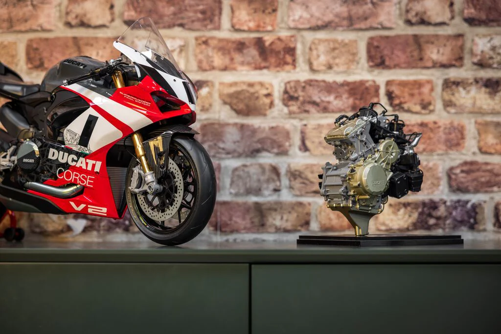 Ducati Superquadro - V2 Engine 1:4 Scale Model Kit - Image 5