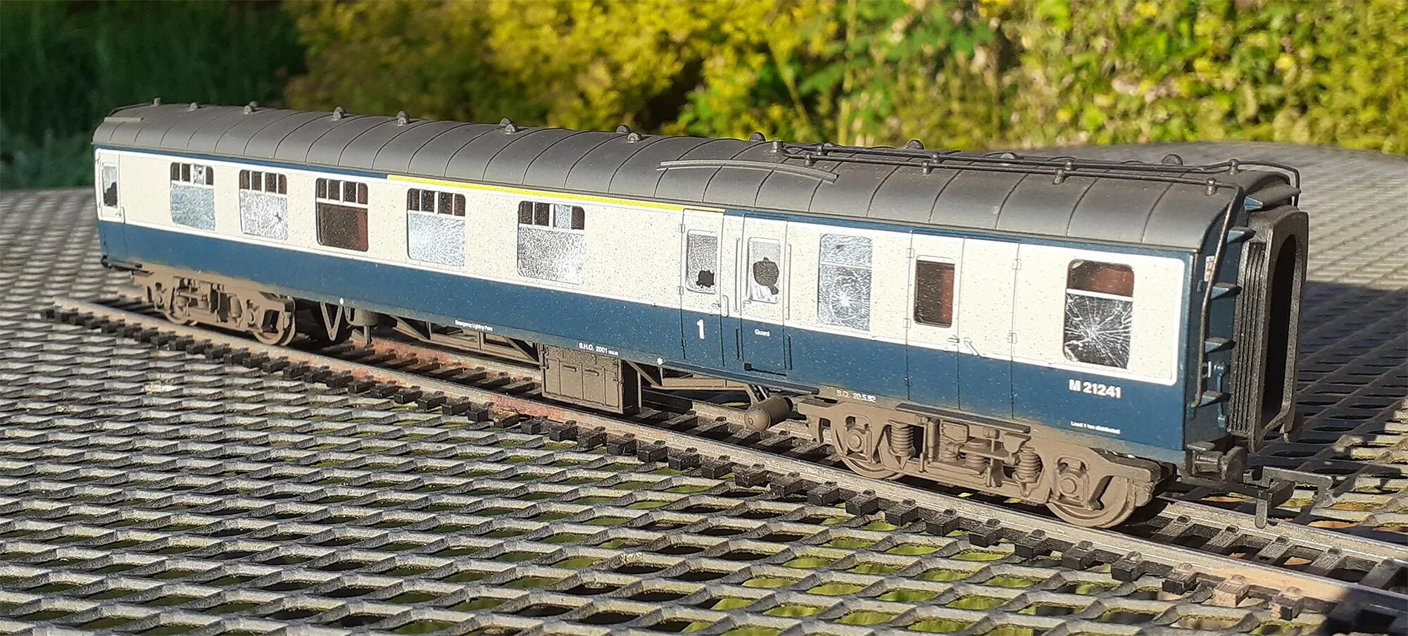 Smashed & shattered glass: BR mk1 passenger OO Gauge Waterslide Decals Transfer
