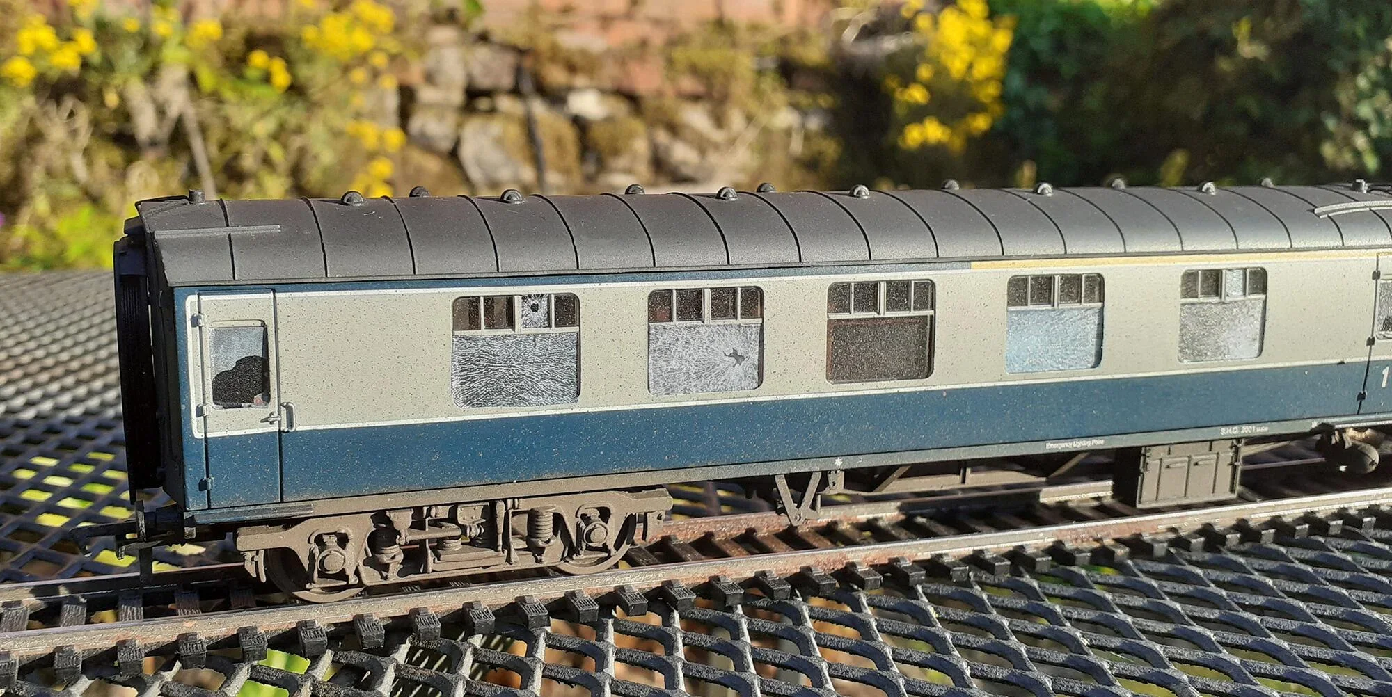 Smashed & shattered glass: BR mk1 passenger OO Gauge Waterslide Decals Transfer - Image 4