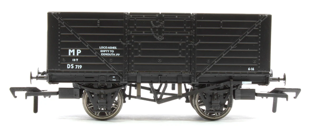 Southern Railway 8 Plank Open Wagon D1379 No.DS719, Motive Power Department black - Image 2
