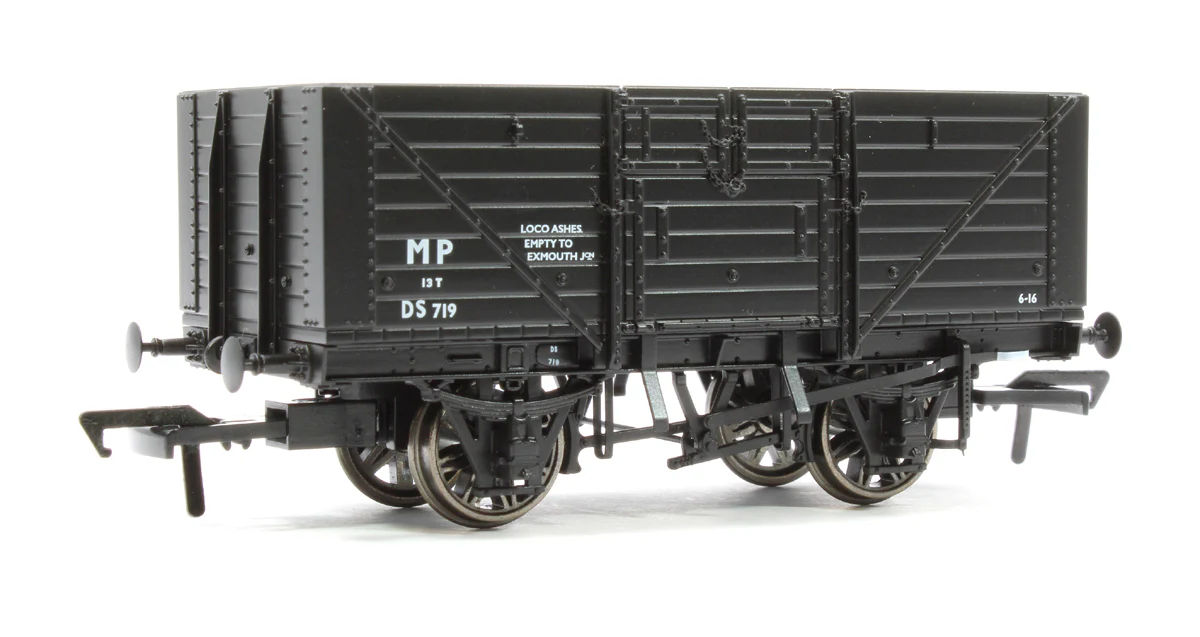 Southern Railway 8 Plank Open Wagon D1379 No.DS719, Motive Power Department black - Image 3