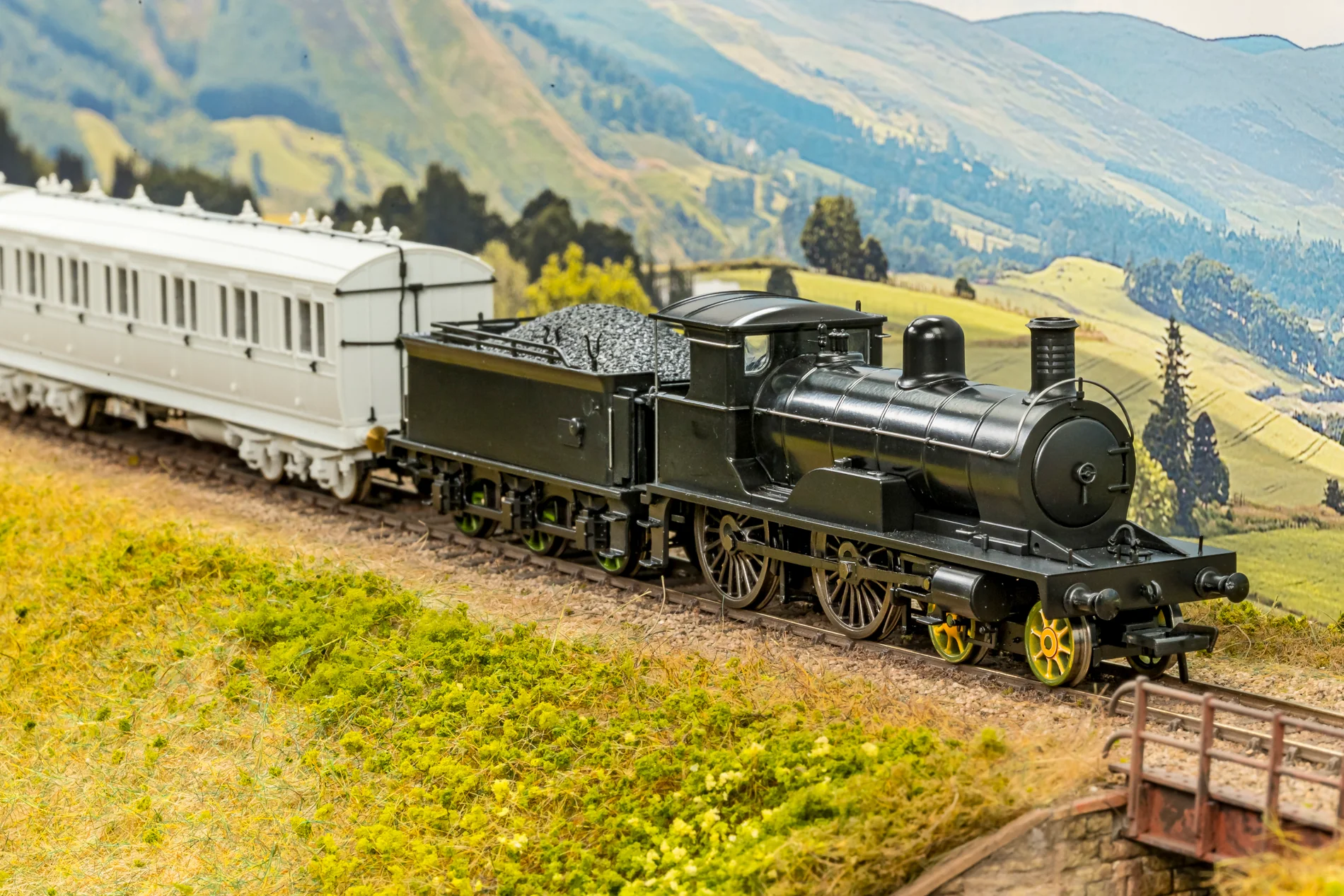 Highland Railway Loch Class 4-4-0 No.119 'Loch Insh' HR Drummond Lined Green Steam Locomotive - DCC Sound - Image 10