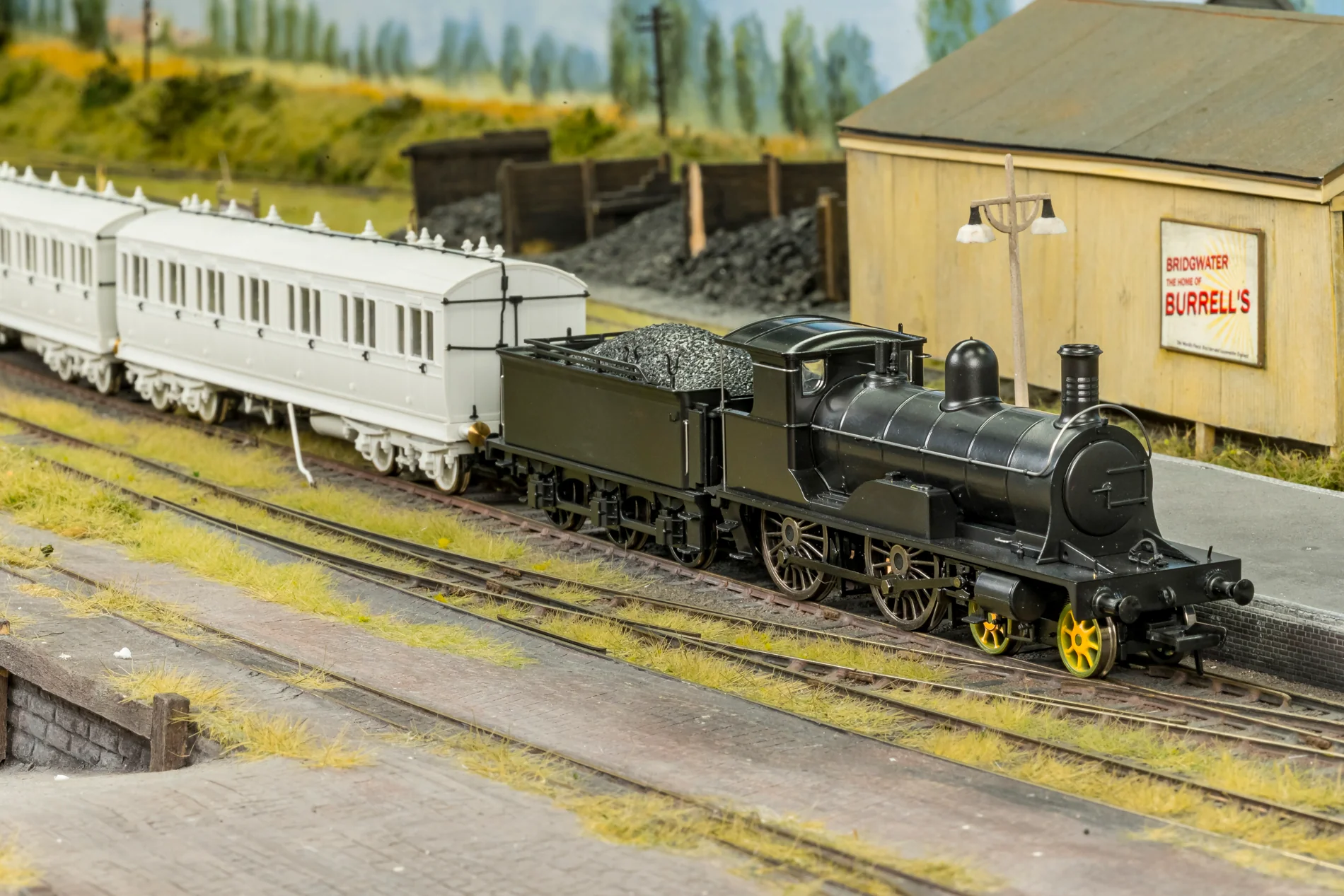 Highland Railway Loch Class 4-4-0 No.150 'Loch Eye' HR Yellow Steam Locomotive - DCC Sound - Image 6