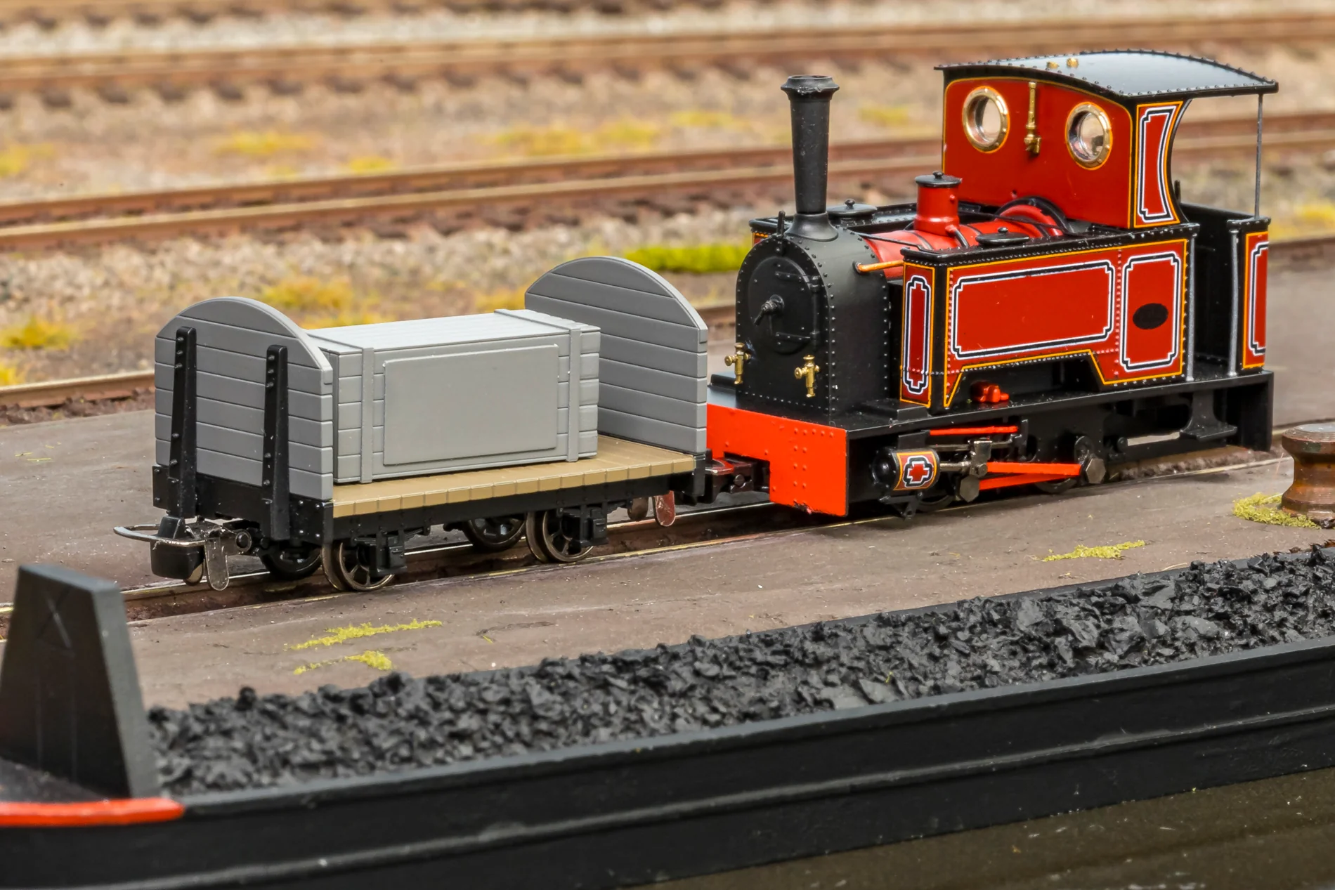 833203 Round Ended Flat - Plain Grey No. 7 (with removable crate) - Image 2