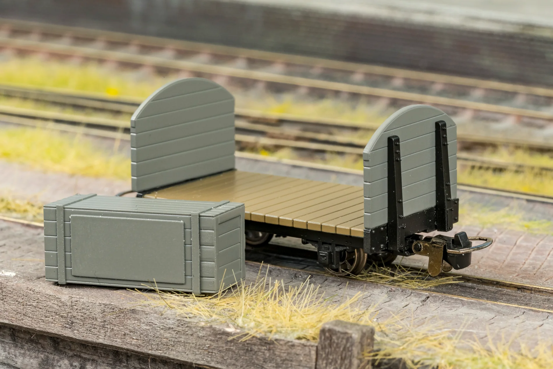 833206 Round Ended Flat - Plain Green No. 23 (with removable crate) - Image 3