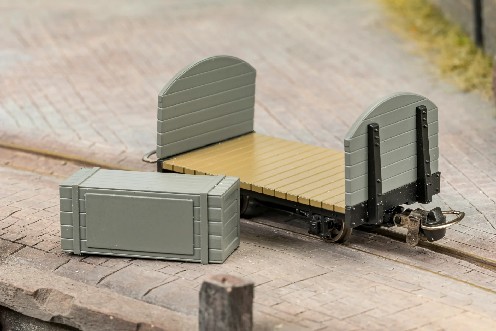 833209 Round Ended Flat - Army Green No.431 (with removable crate) - Image 4