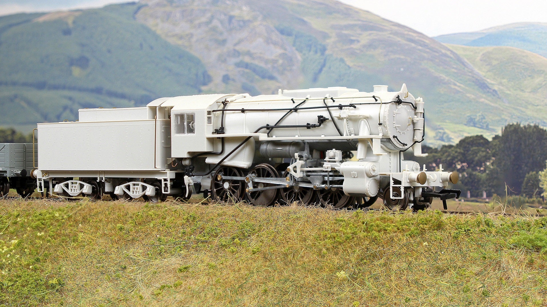 926007 USATC S160 2-8-0 Black U.S.A on Tender No.6046 (as Preserved) Steam Locomotive - Image 3