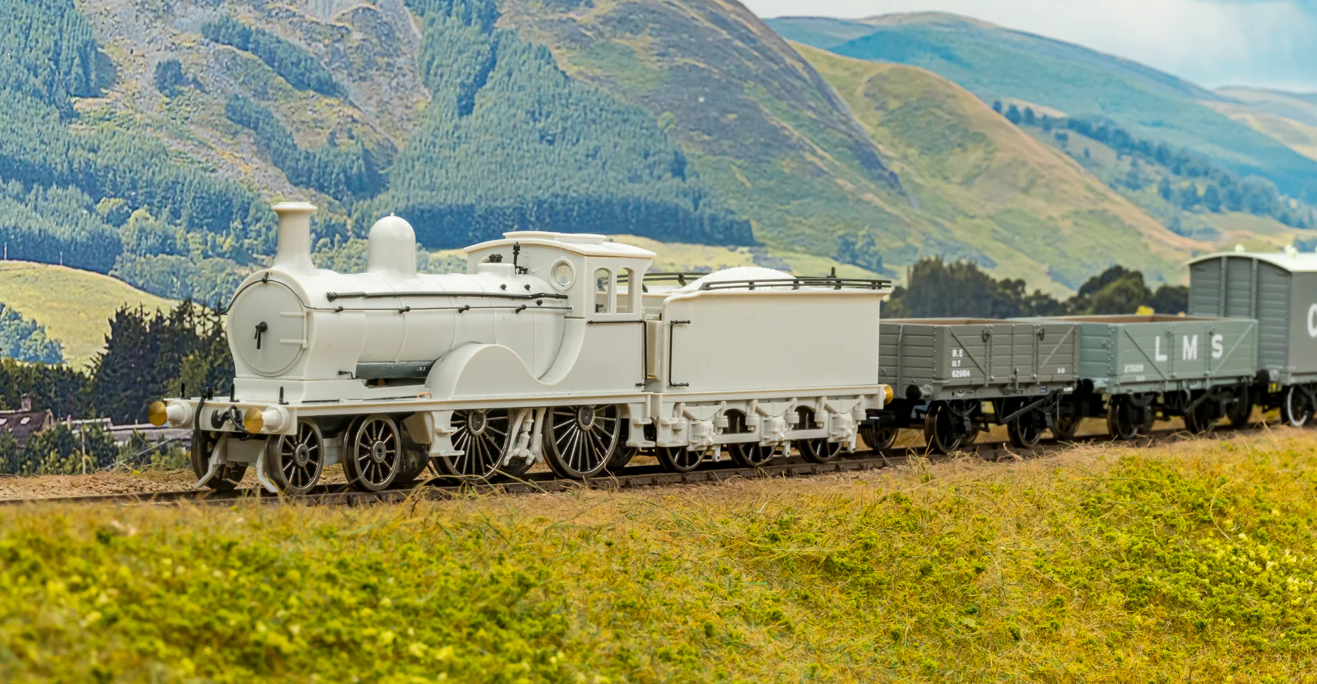 LNER D40 Class 4-4-0 No.28s - LNER Black Steam Locomotive - Image 10